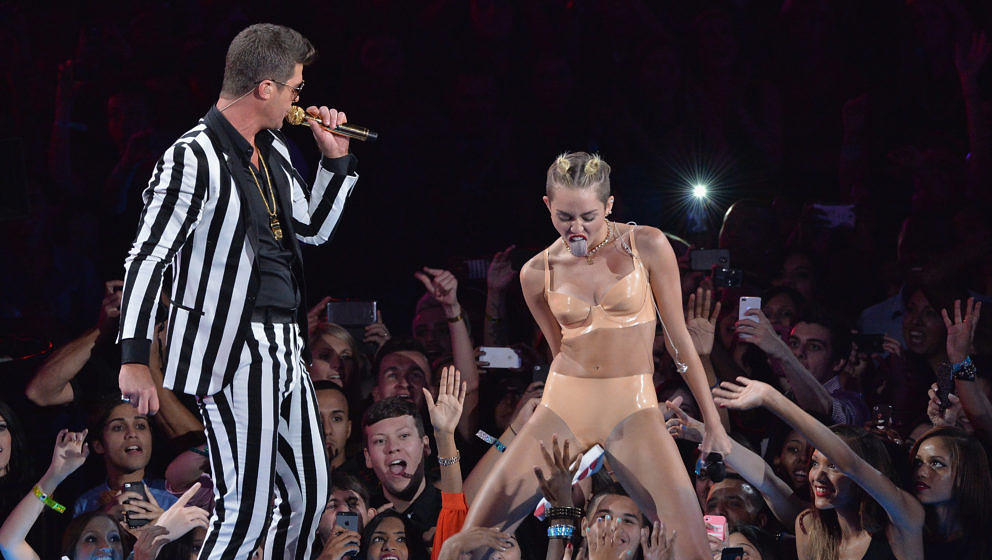 NEW YORK, NY - AUGUST 25:  Robin Thicke and Miley Cyrus (R) perform onstage during the 2013 MTV Video Music Awards at the Bar