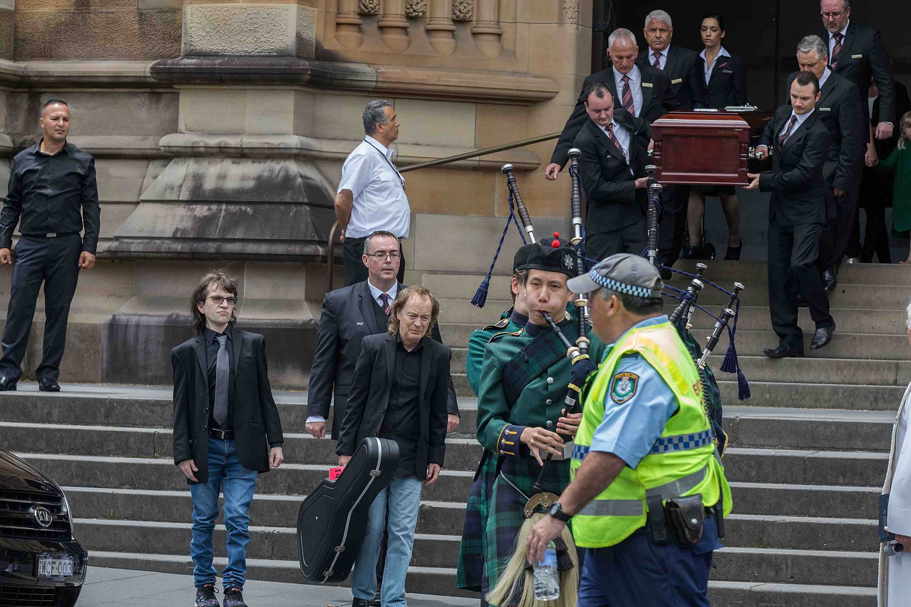 Angus Young mit Neffe Ross, Sohn Malcoms, in der St. Mary's Cathedral in Sydney