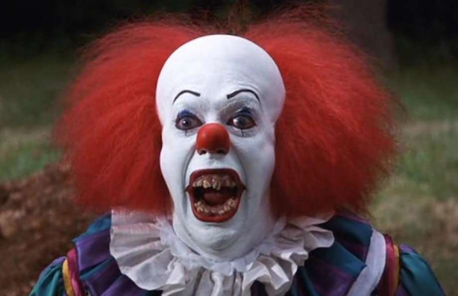In „ES“ verkörpert Clown Pennywise (Tim Curry) das Böse.