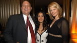 Harvey Weinstein, Salma Hayek (m.), und die Frau des Produzenten im Jahr 2003.