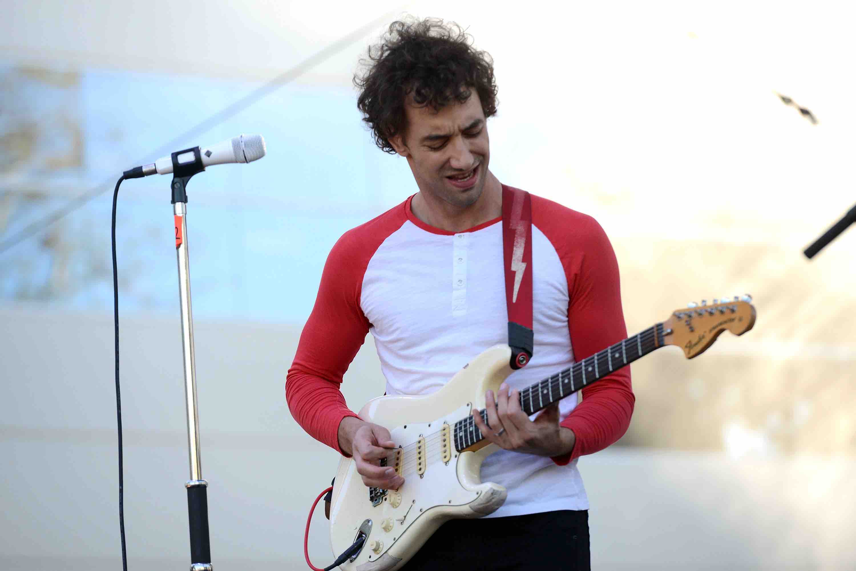 Albert Hammond Jr., The Strokes: Die Rhythmusgitarre von Albert Hammond, Jr., ist eine aufmerksame. Sie begleitet und unte...