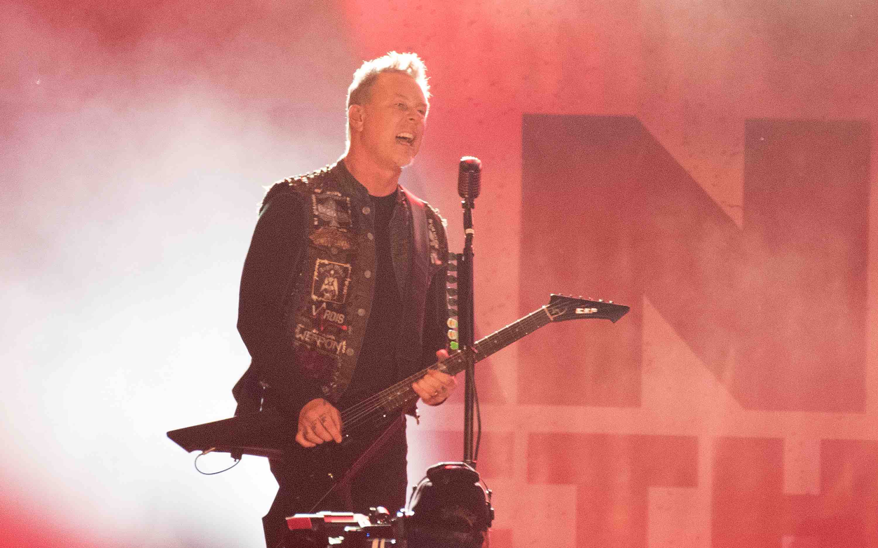 James Hetfield, Metallica: Weil er mit Kirk Hammett einen gut sichtbaren Leadgitarristen neben sich hat, und zumal er selb...