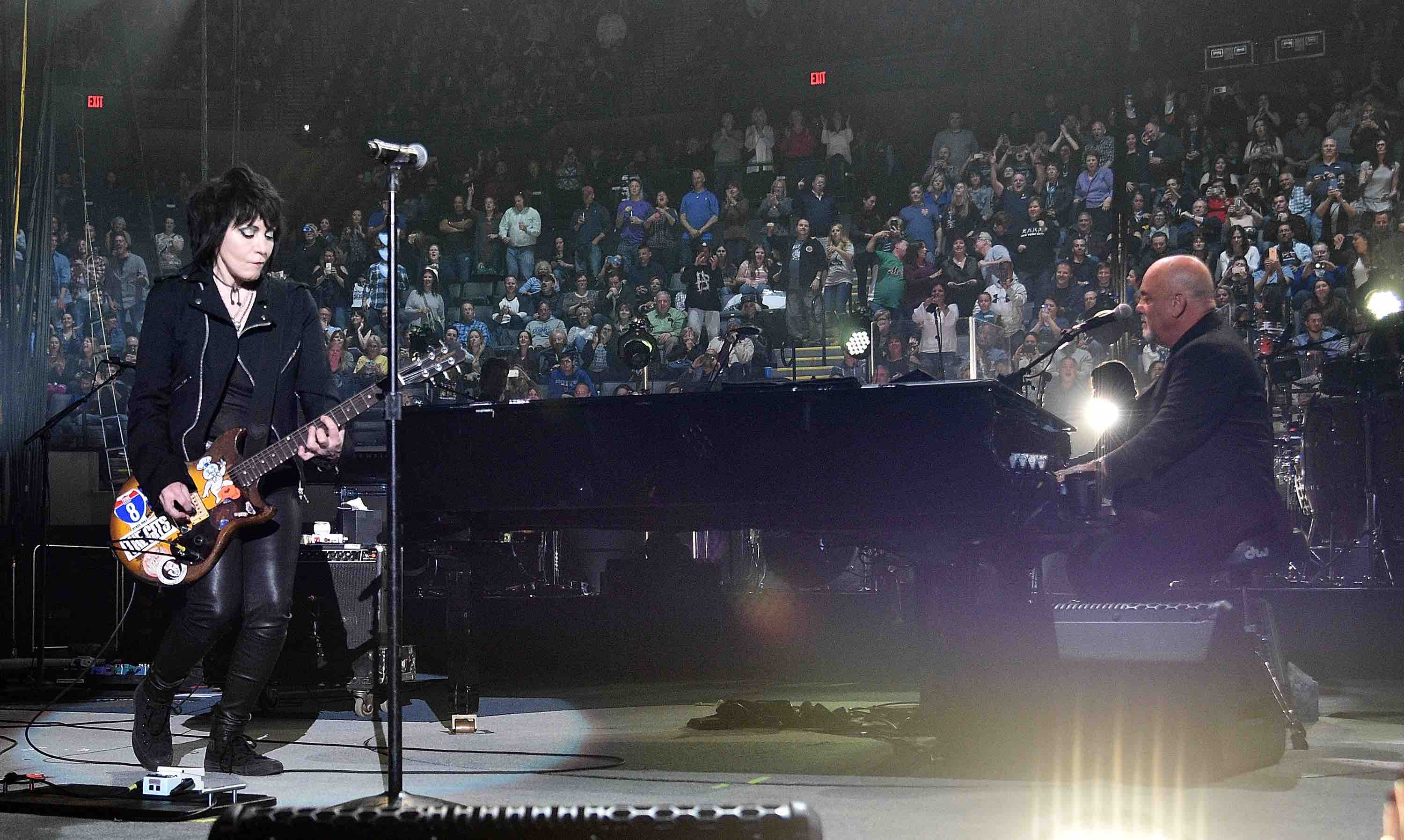 Joan Jett (hier mit Billy Joel): Das häufig hohe Tempo und ihr geradliniger Anschlag verankern Joan Jett in einer Spätsi...