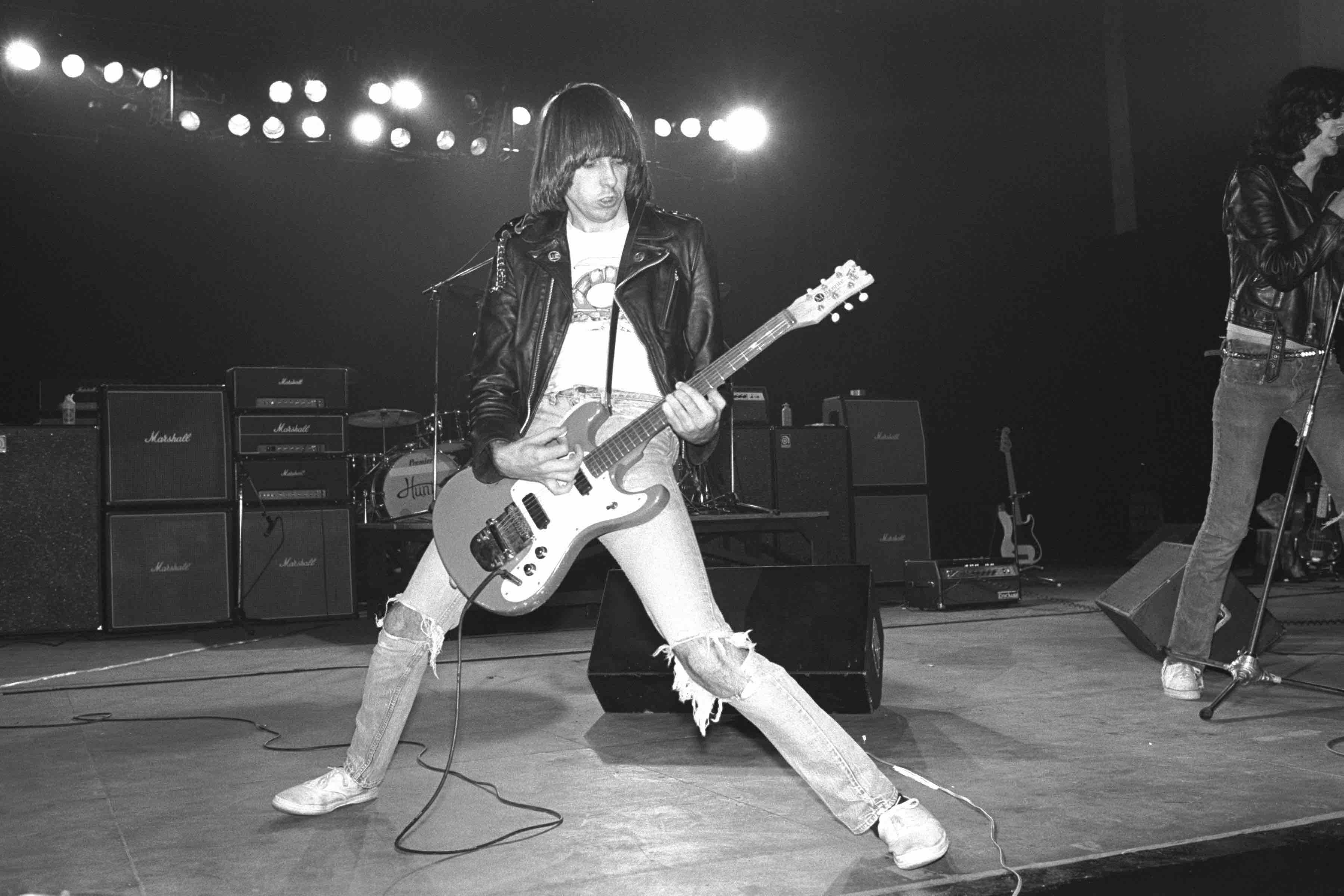 Johnny Ramone in typischer Pose