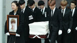 Mitglieder von SHINee und Super Junior tragen den Sarg mit dem Leichnam von Jonghyun