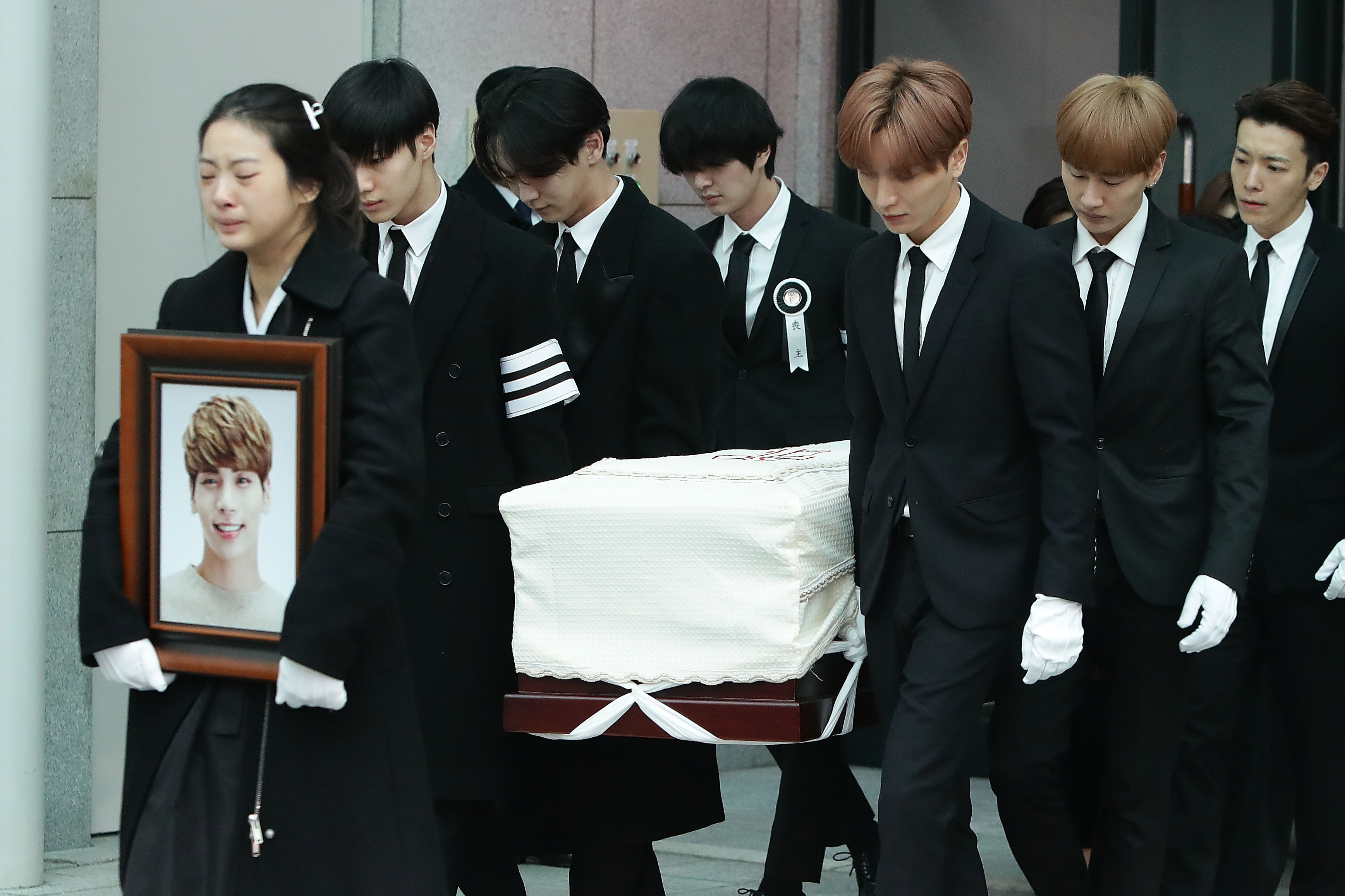 Mitglieder von SHINee und Super Junior tragen den Sarg mit dem Leichnam von Jonghyun