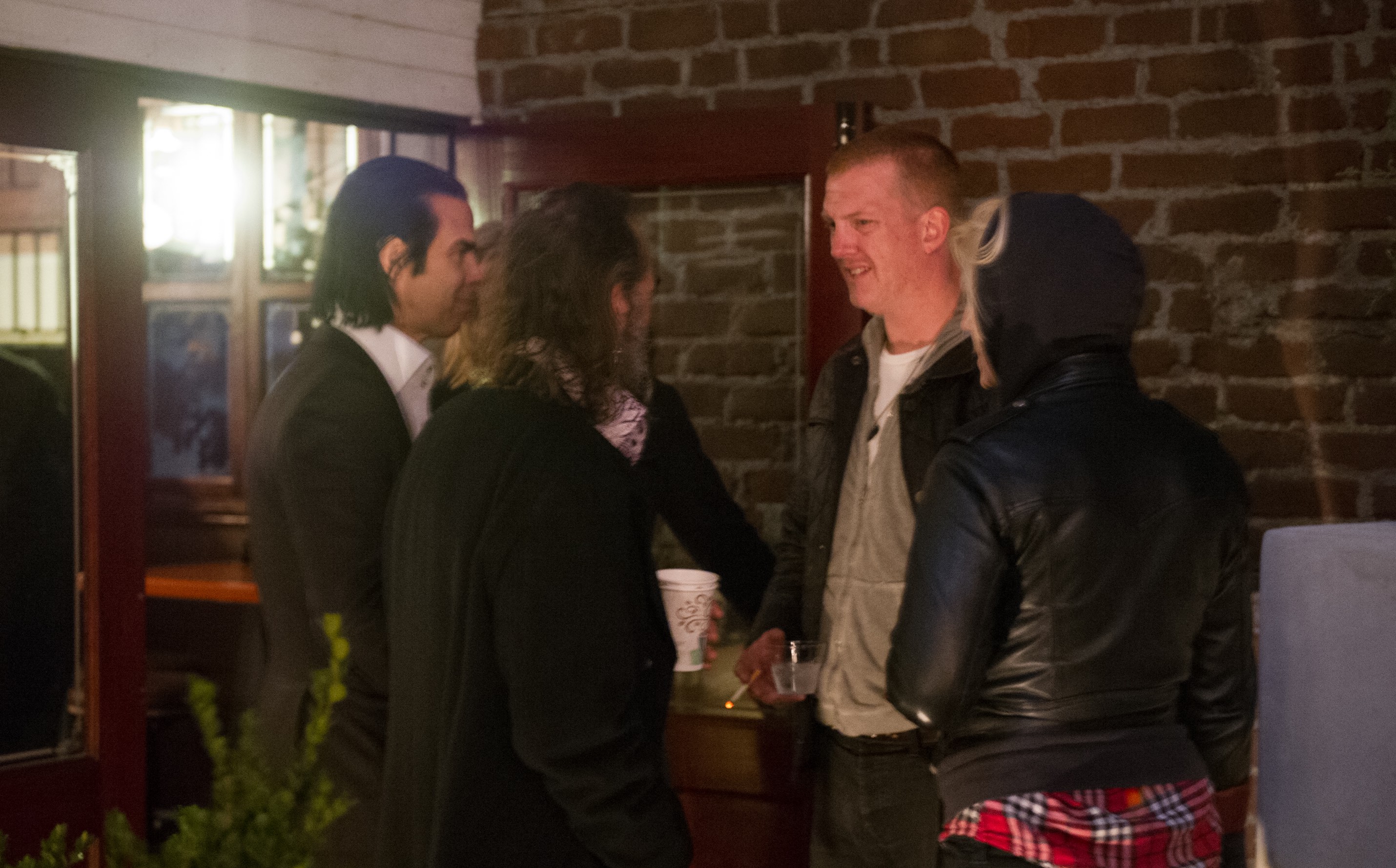 Nick Cave und Josh Homme plauschen entspannt nach einem Konzert des Sängers