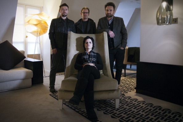 Die Mitglieder der Cranberries, Sängerin Dolores O'Riordan (sitzt), Bassist Mike Hogan, Schlagzeuger Fergal Lawler and Gi...