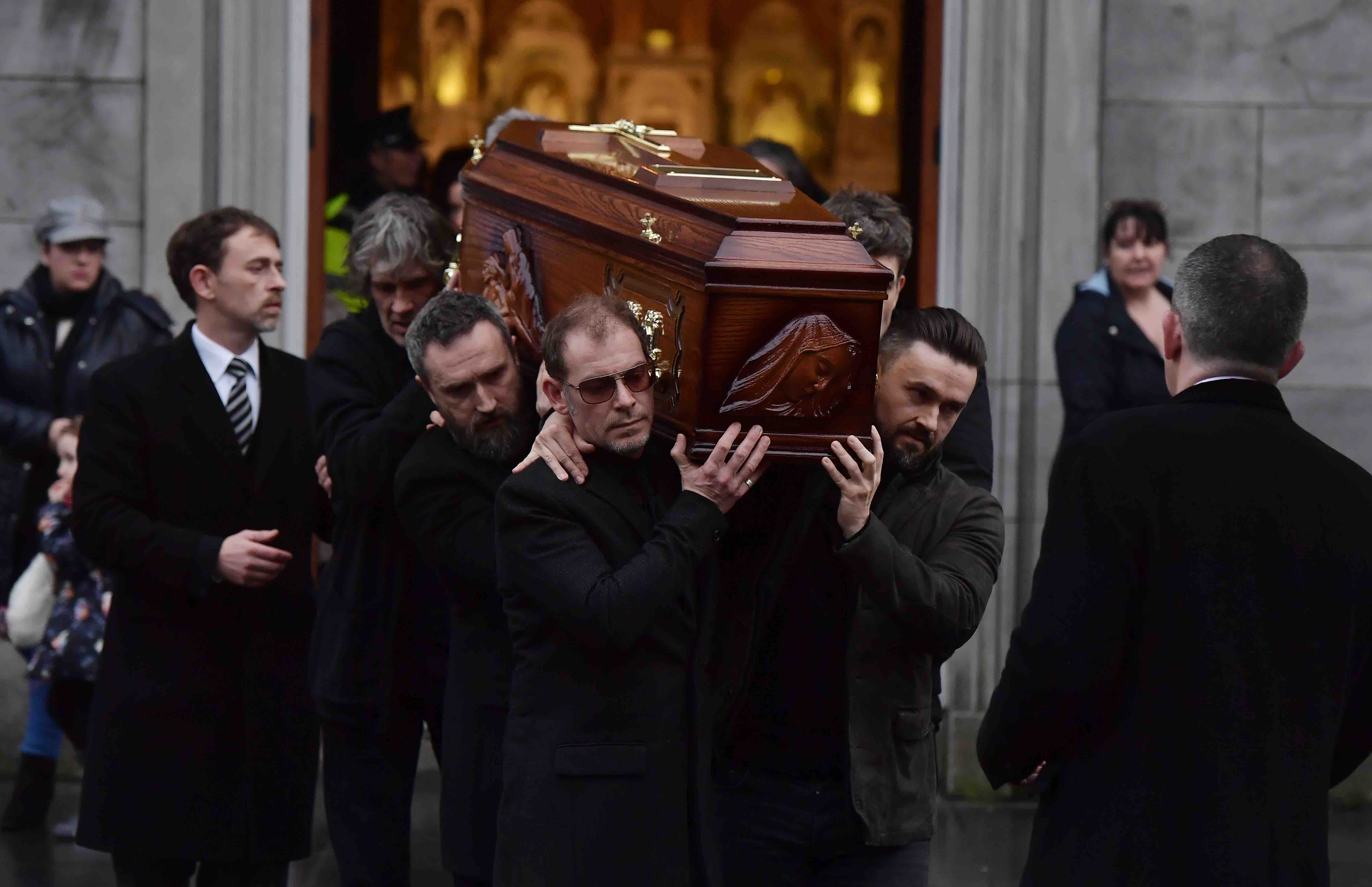 Limerick, Irland: Sargträger geben Dolores O'Riordan ihr letztes Geleit