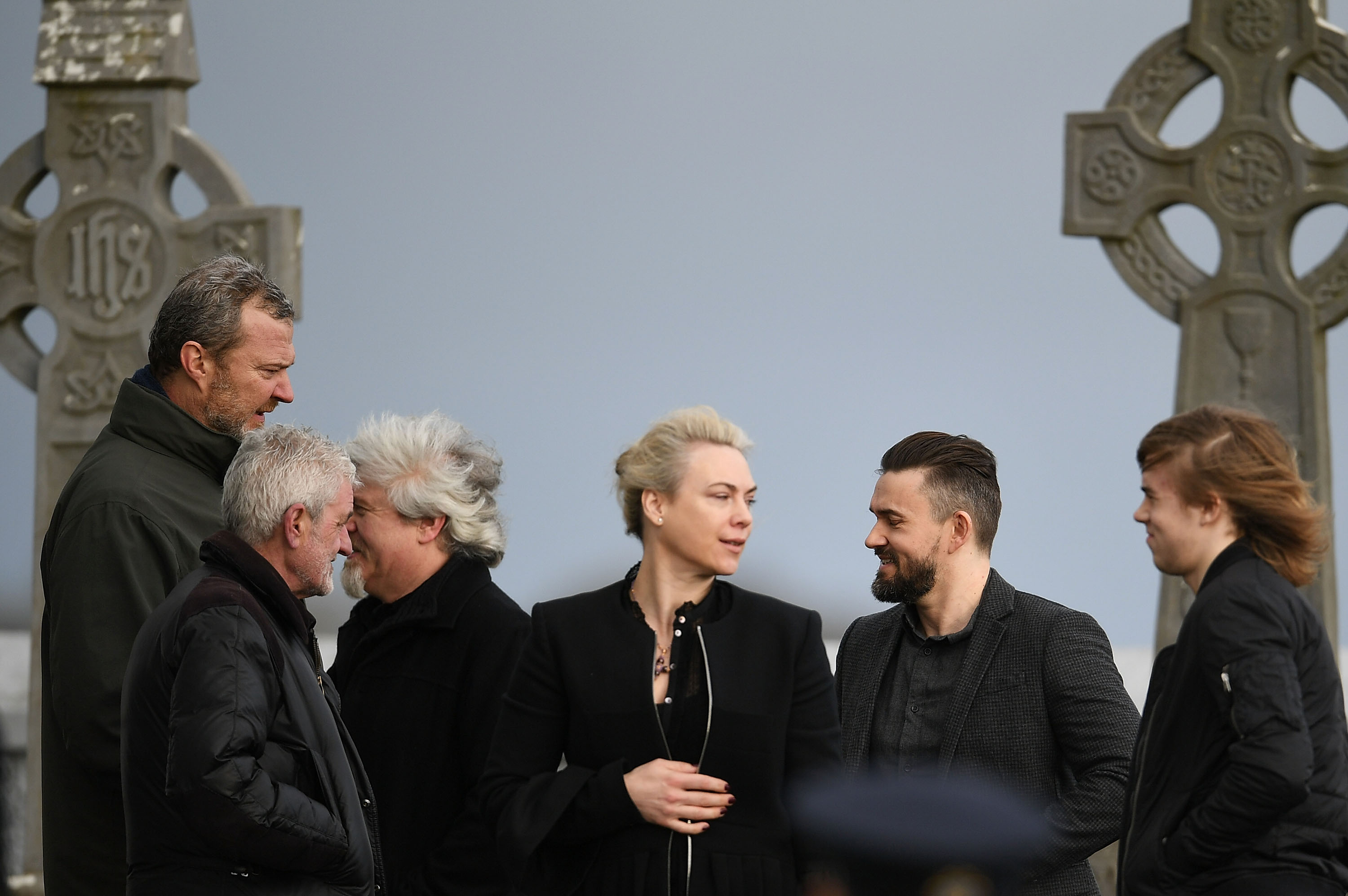 Cranberries-Bandmitglied Mike Hogan (2. von rechts) mit Ehefrau Siobhan