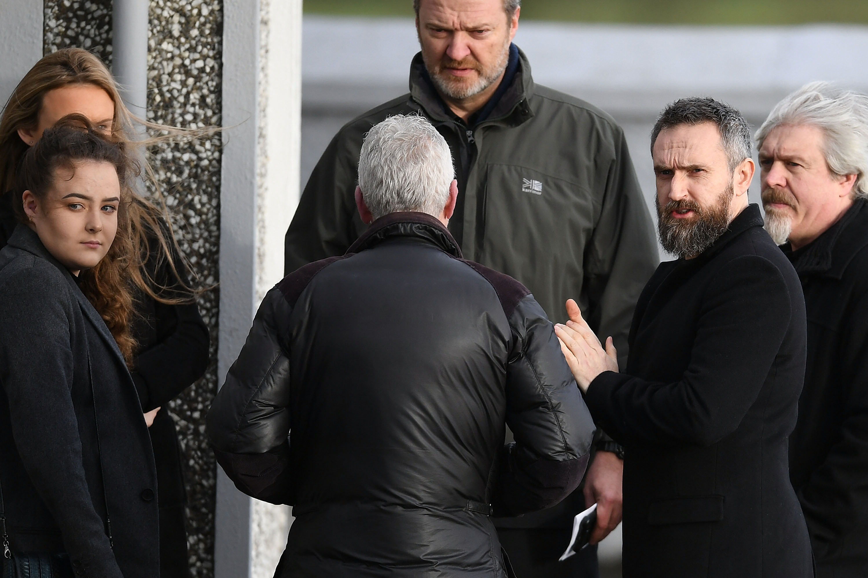 Bandkollegen Noel Hogan und Mike Hogan