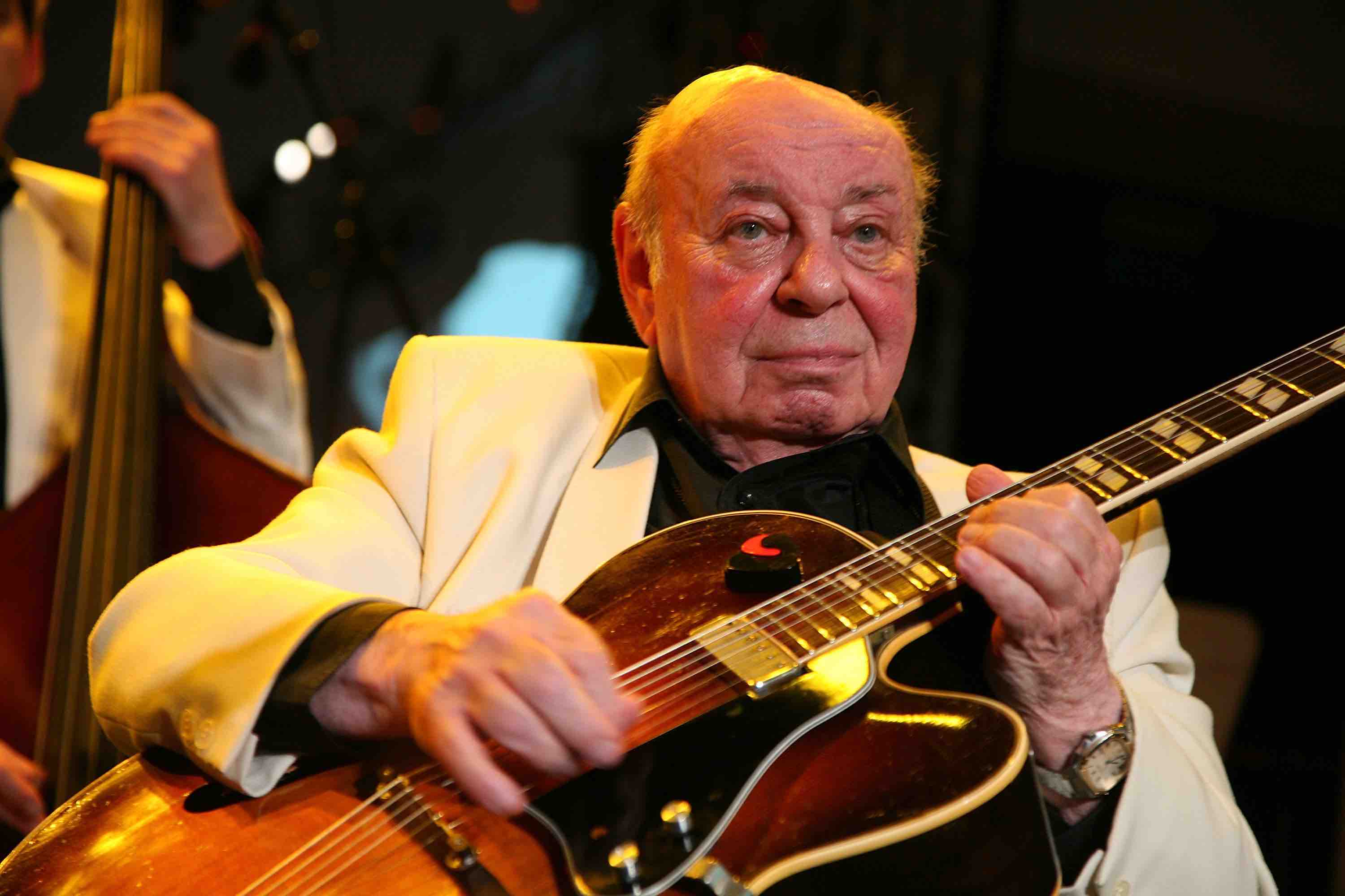 Heinz Jakob „Coco“ Schumann (* 14. Mai 1924 in Berlin; † 28. Januar 2018 ebenda)