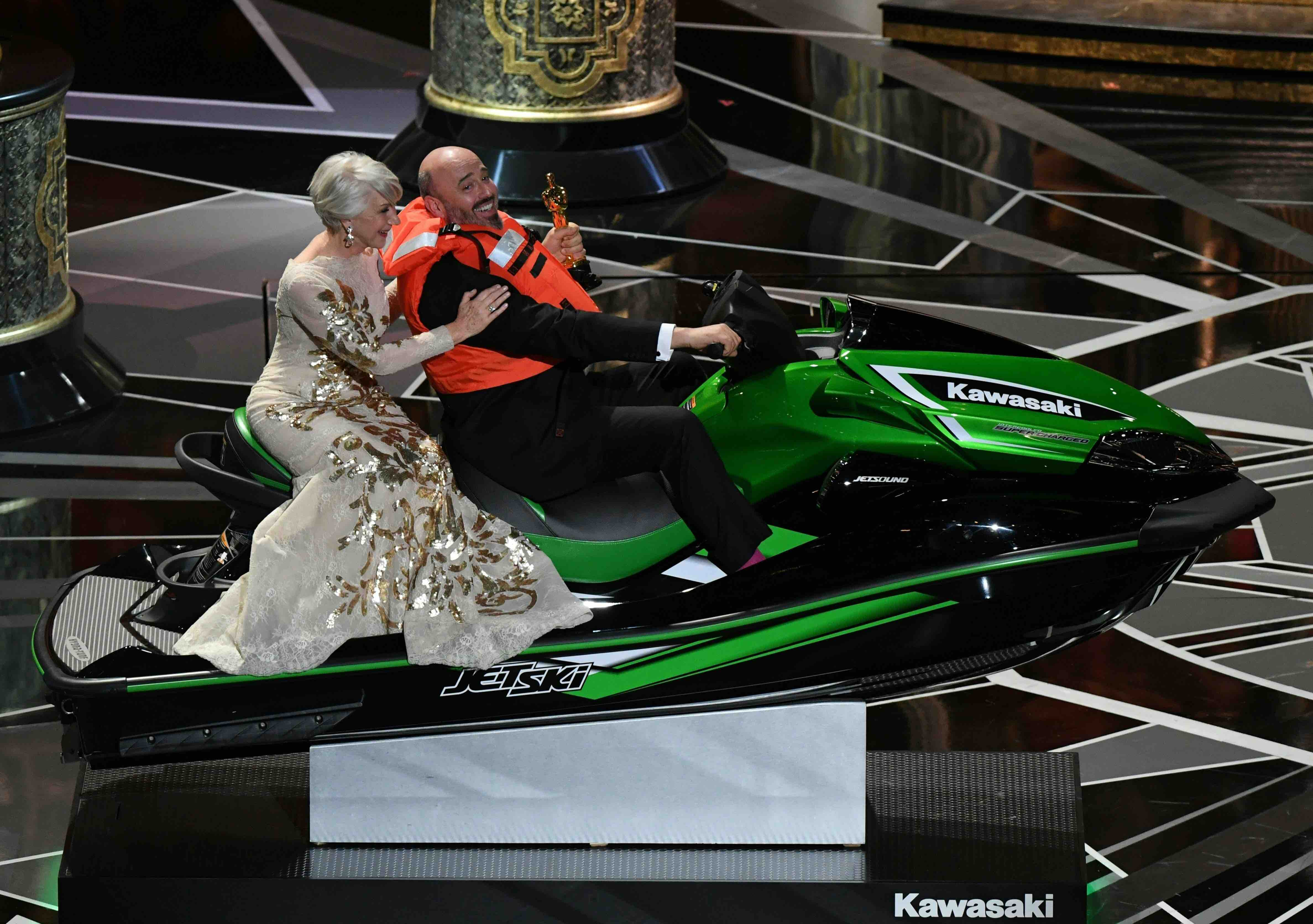 Helen Mirren (li.) mit Jet-Ski-Gewinner Mark Bridges