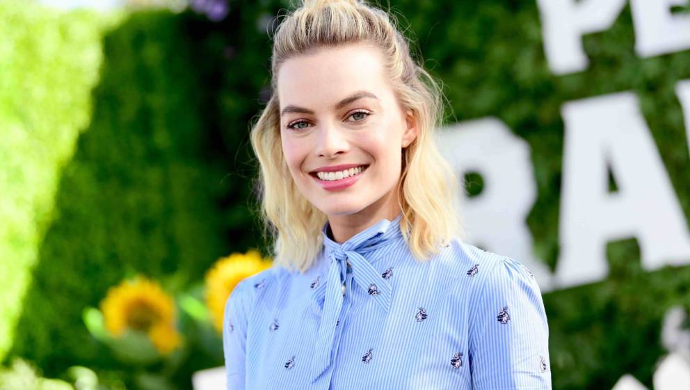 WEST HOLLYWOOD, CA - FEBRUARY 02:  Margot Robbie attends the photo call for Columbia Pictures' 'Peter Rabbit' at The London H