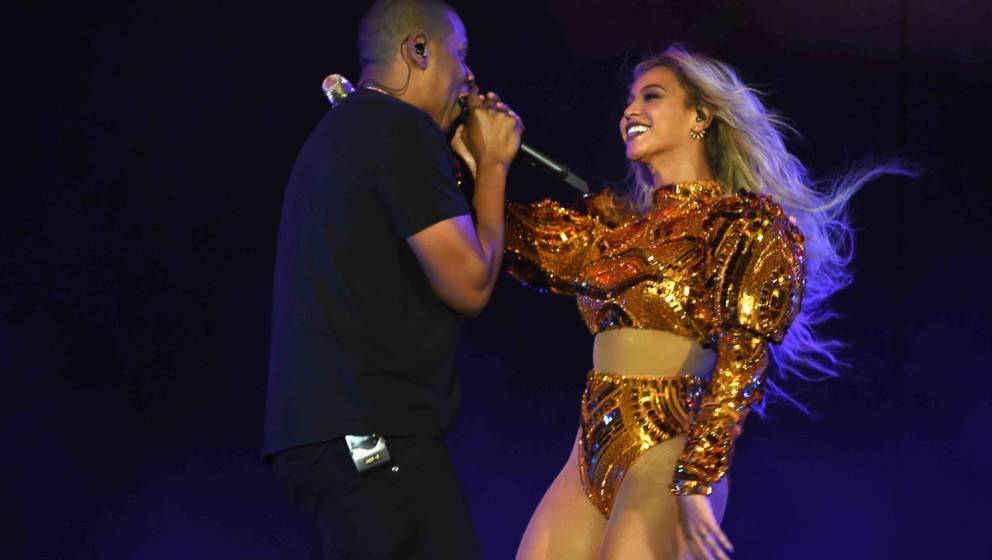 EAST RUTHERFORD, NJ - OCTOBER 07:  Entertainer Beyonce and Jay Z perform on stage during closing night of 'The Formation Worl