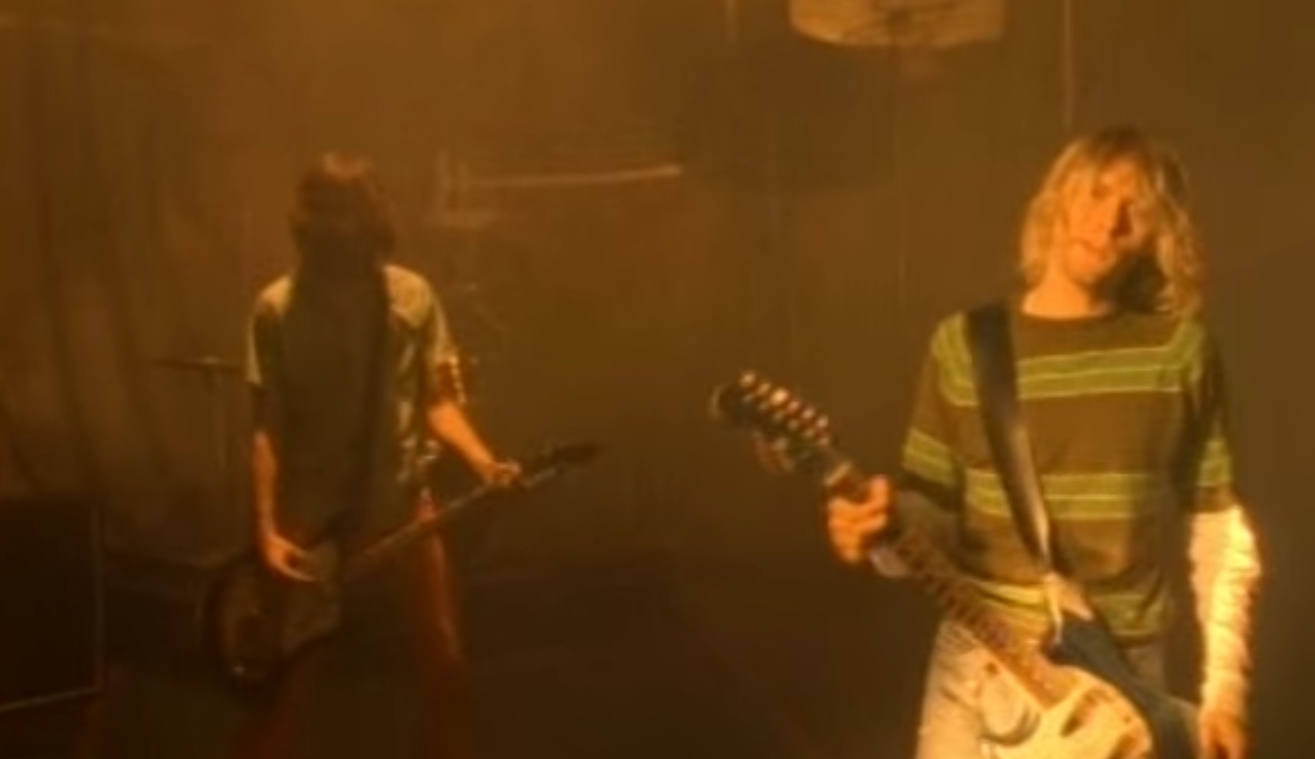 Szene aus dem Video zu „Smells Like Teen Spirit“ von Nirvana mit Kurt Cobain.