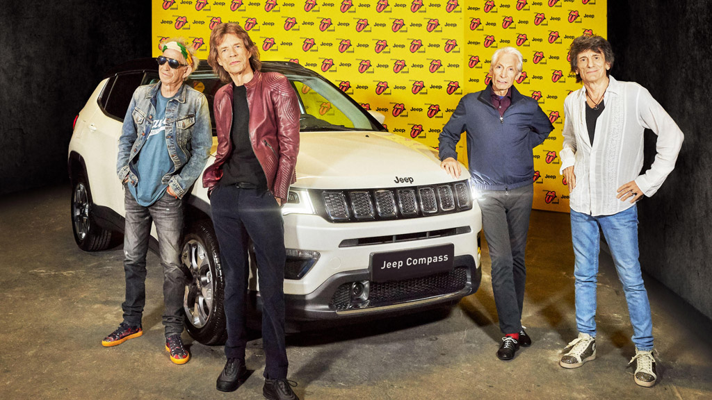 Die Rolling Stones vor dem Jeep Compass, mit dem der Gewinner zum Konzert fahren kann