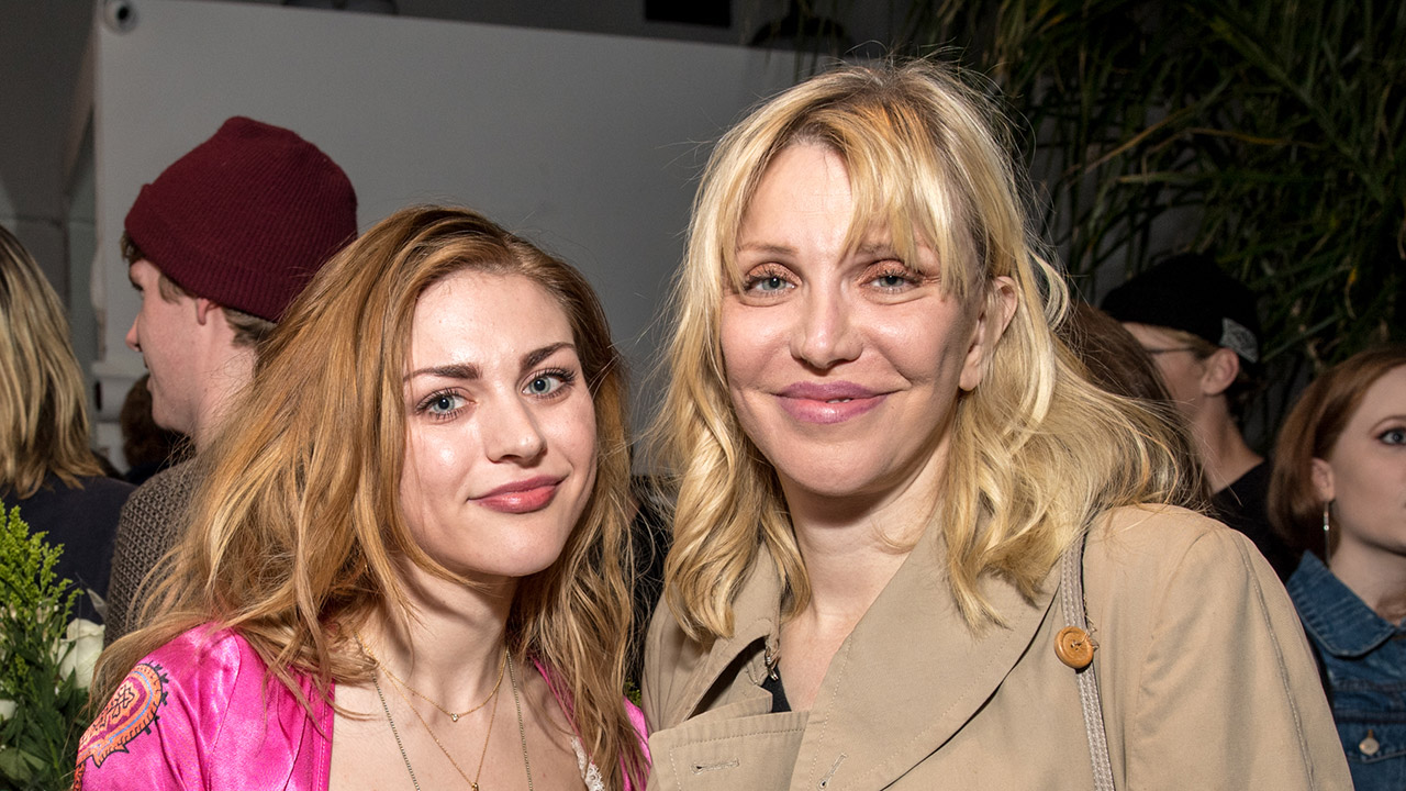 Frances Bean Cobain mit ihrer Mutter Courtney Love im März 2018