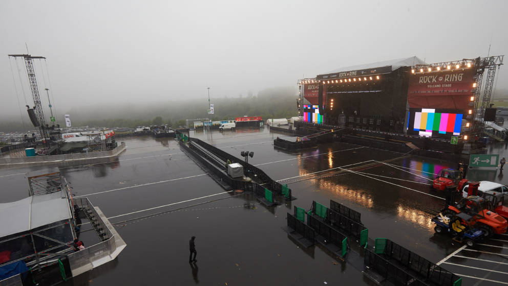 01.06.2018, Rheinland-Pfalz, Nürburg: Strömender Regen fällt vor Beginn des Einlasses auf das Gelände des Musikfestivals 