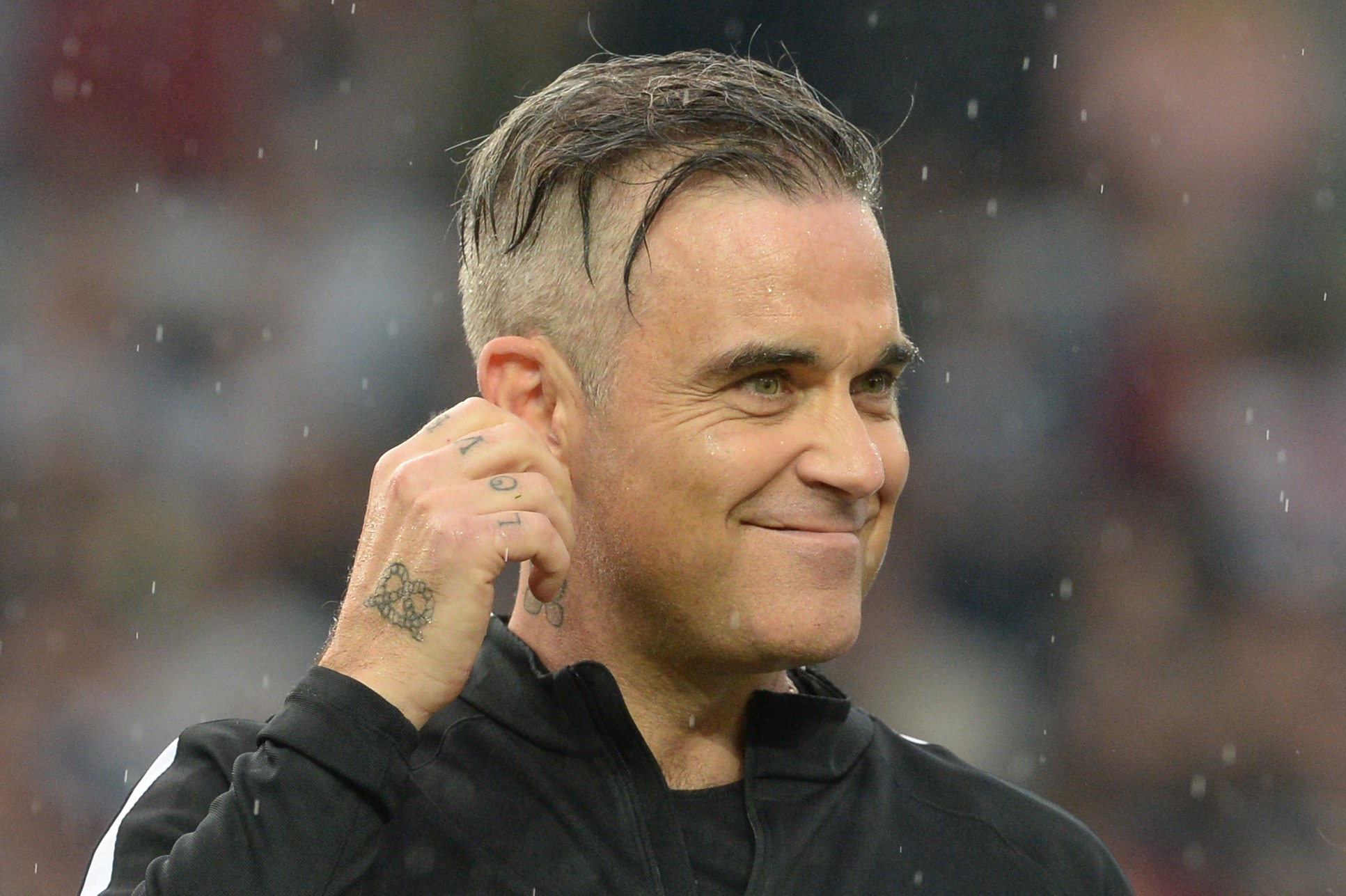 Möglicherweise siegt die Fußballbegeisterung bei Robbie Williams über die politischen Bedenken