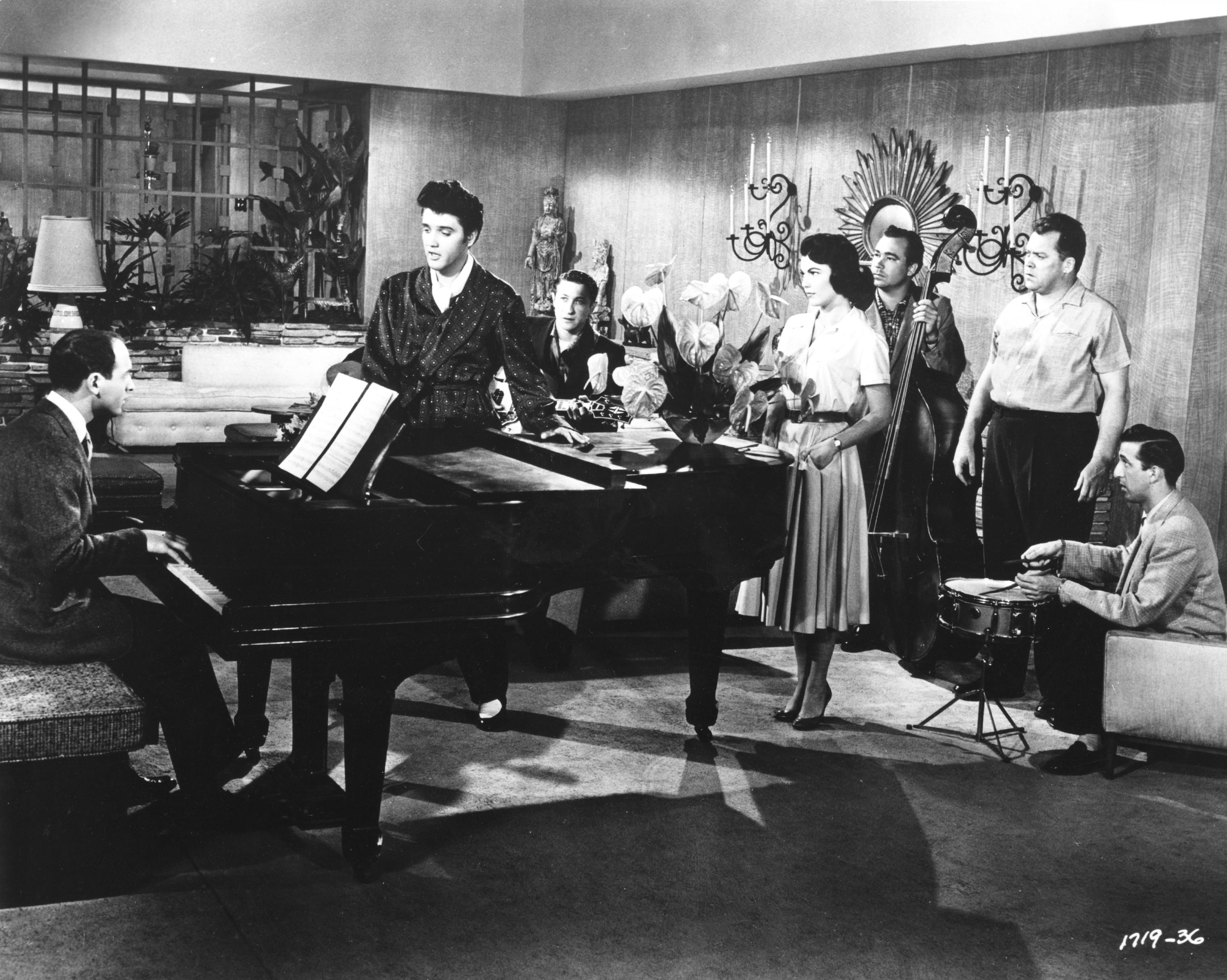 1957: Elvis Presley spielt am Set des Films „Jailhouse Rock“. Mit dabei ist auch D.J. Fontana (rechts)
