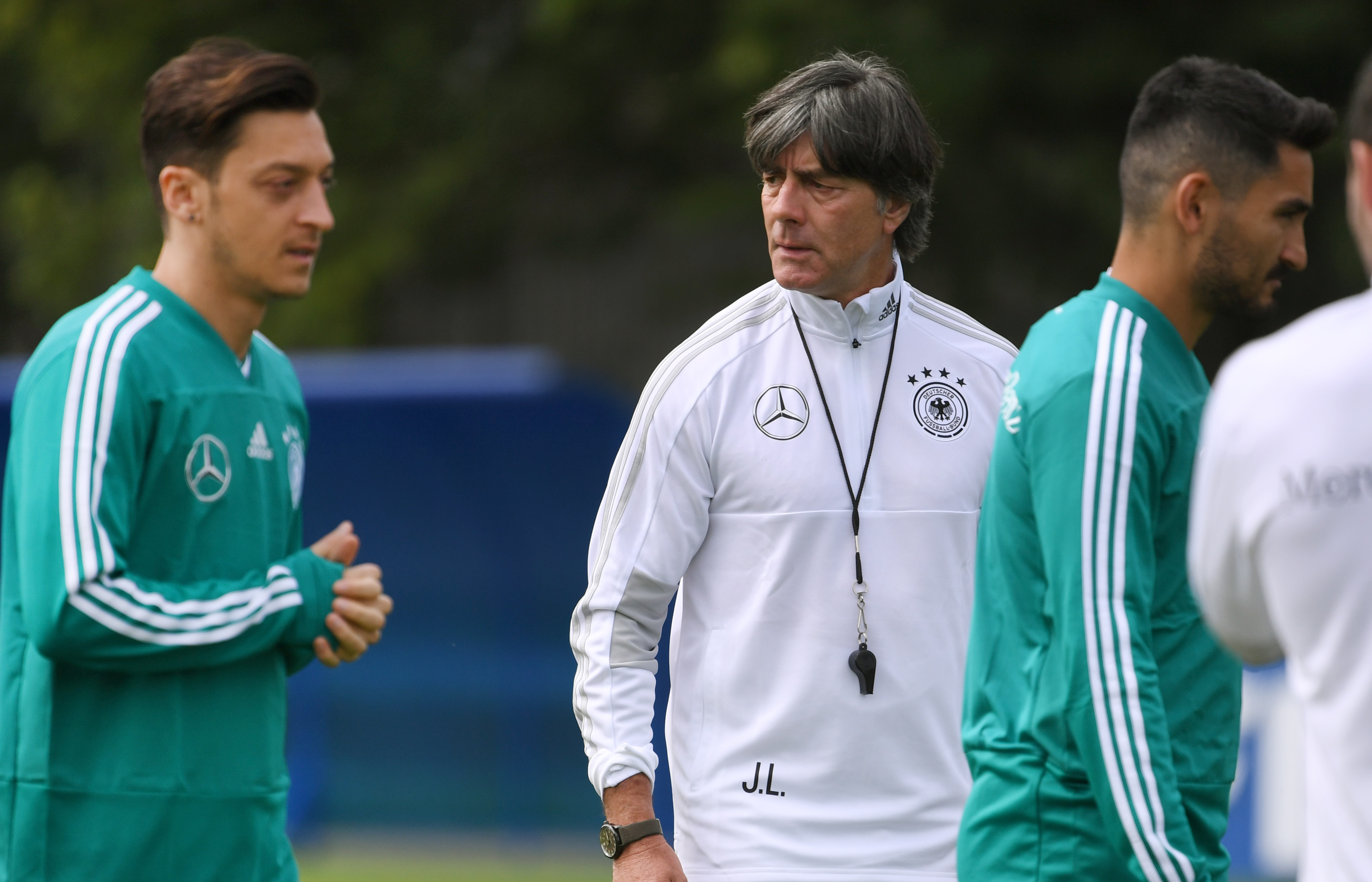 Hält die Stimmung: DFB-Trainer Löw und seine Sorgenkinder Özil und Gündogan