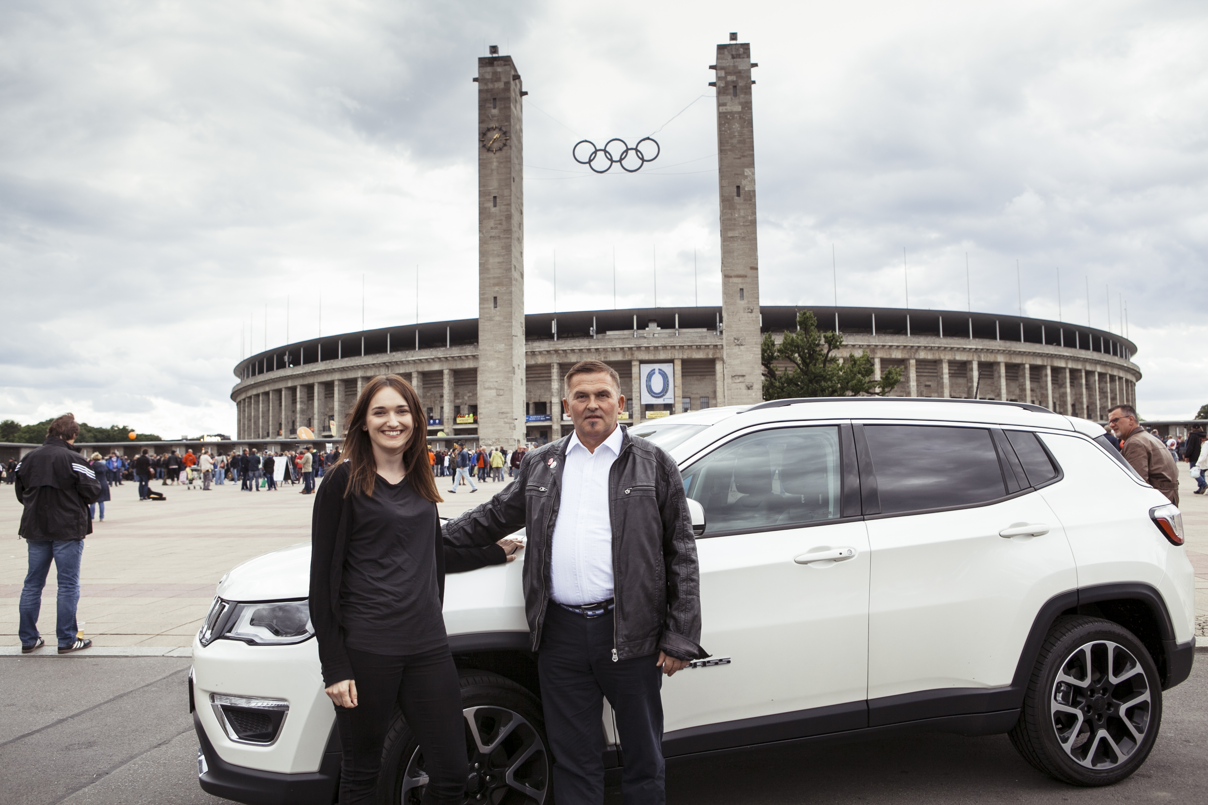 Claudia und Jürgen Dettmer mit dem JEEP Compass vor dem Berliner Olympiastadion