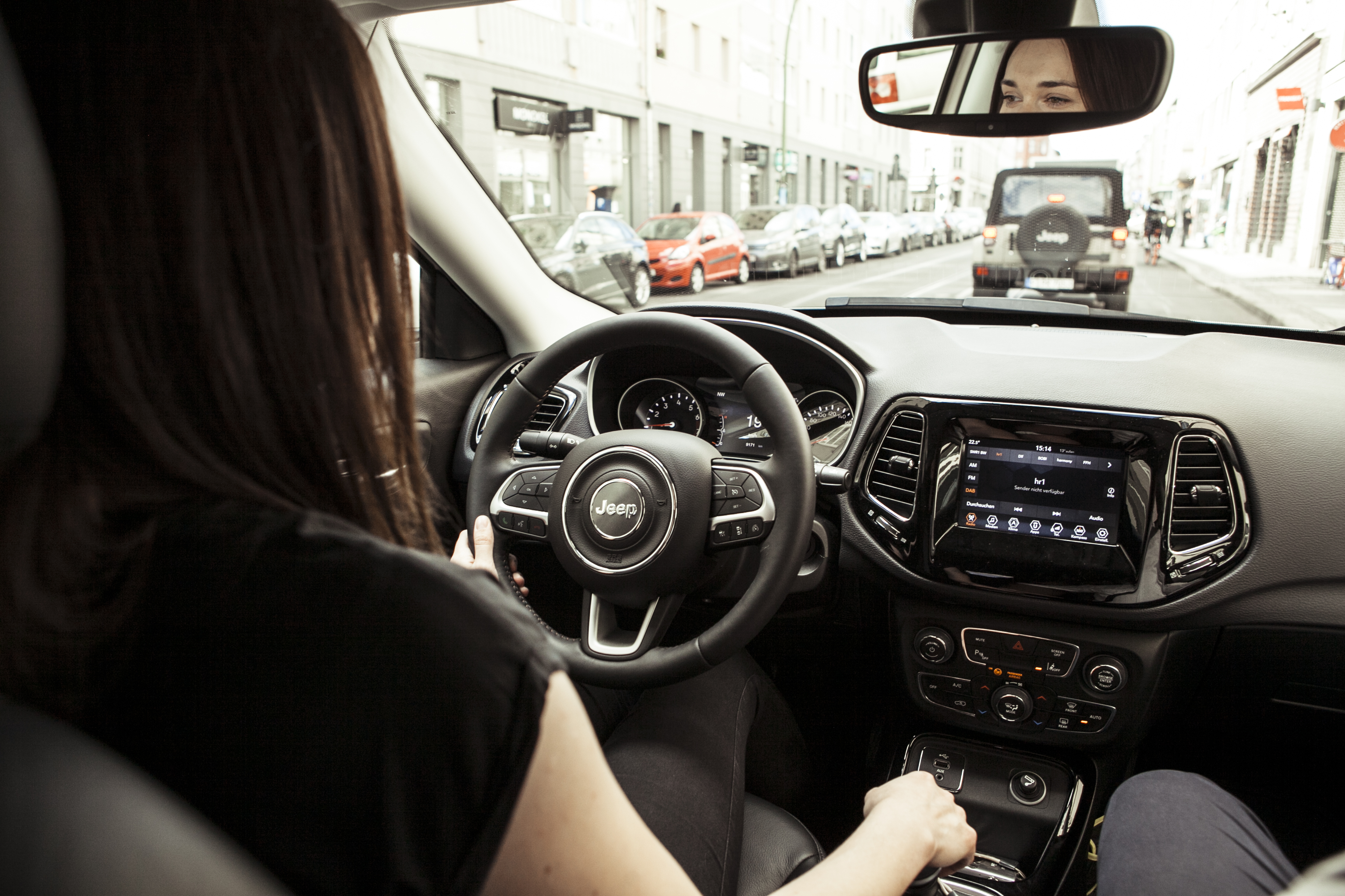Claudia Dettmer im JEEP Compass