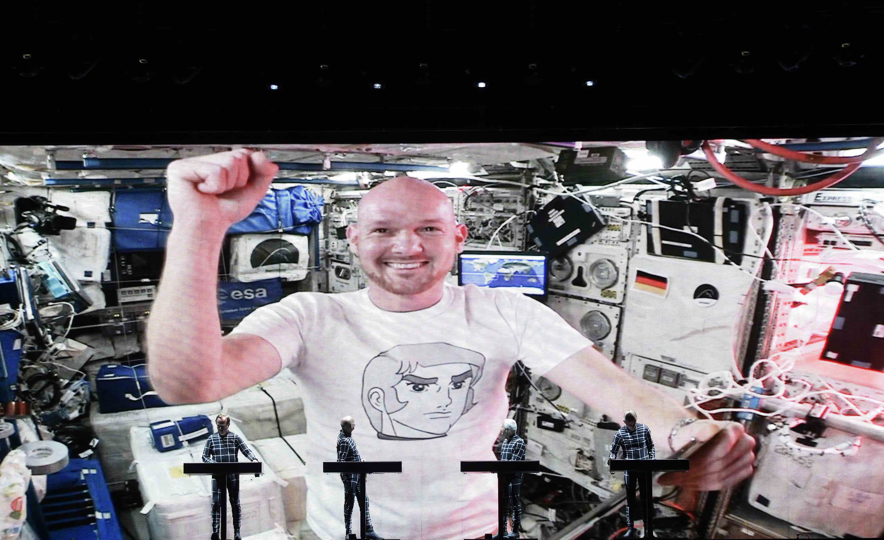 Kraftwerk gibt ein Konzert auf dem Schlossplatz. Als prominenter Gast hatte sich ISS-Astronaut Alexander Gerst zu dem Auftritt zuschalten lassen.
