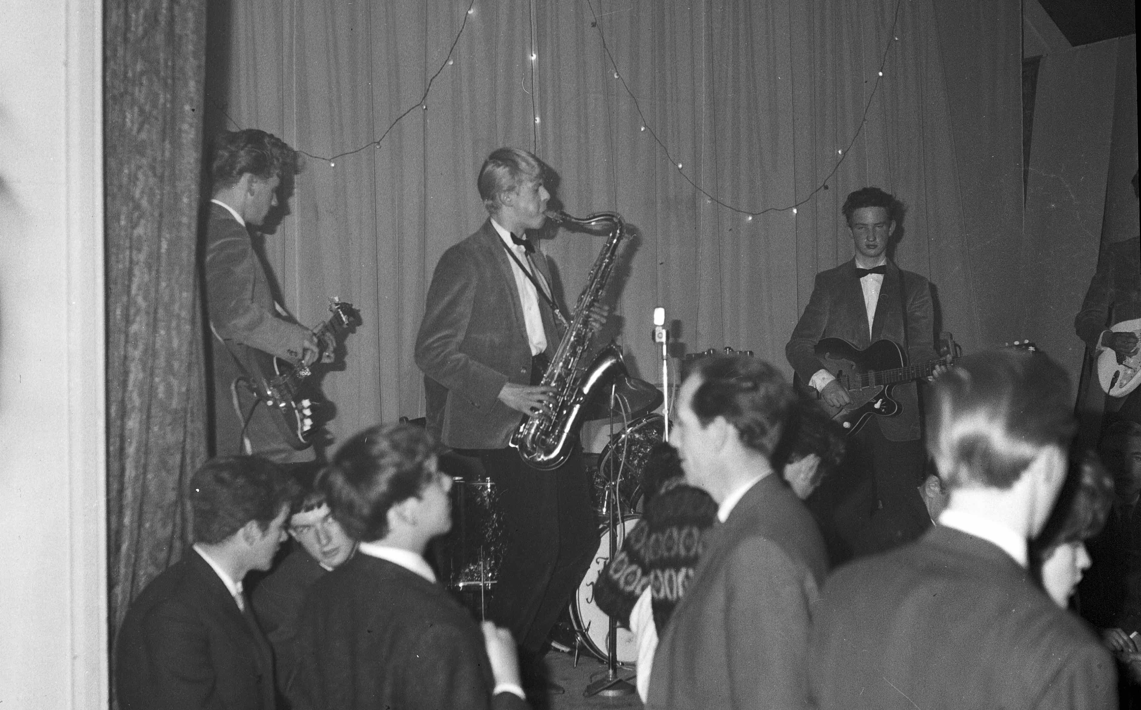 David Jones (später David Bowie, hier am Saxophon) spielt mit den Konrads (1963)