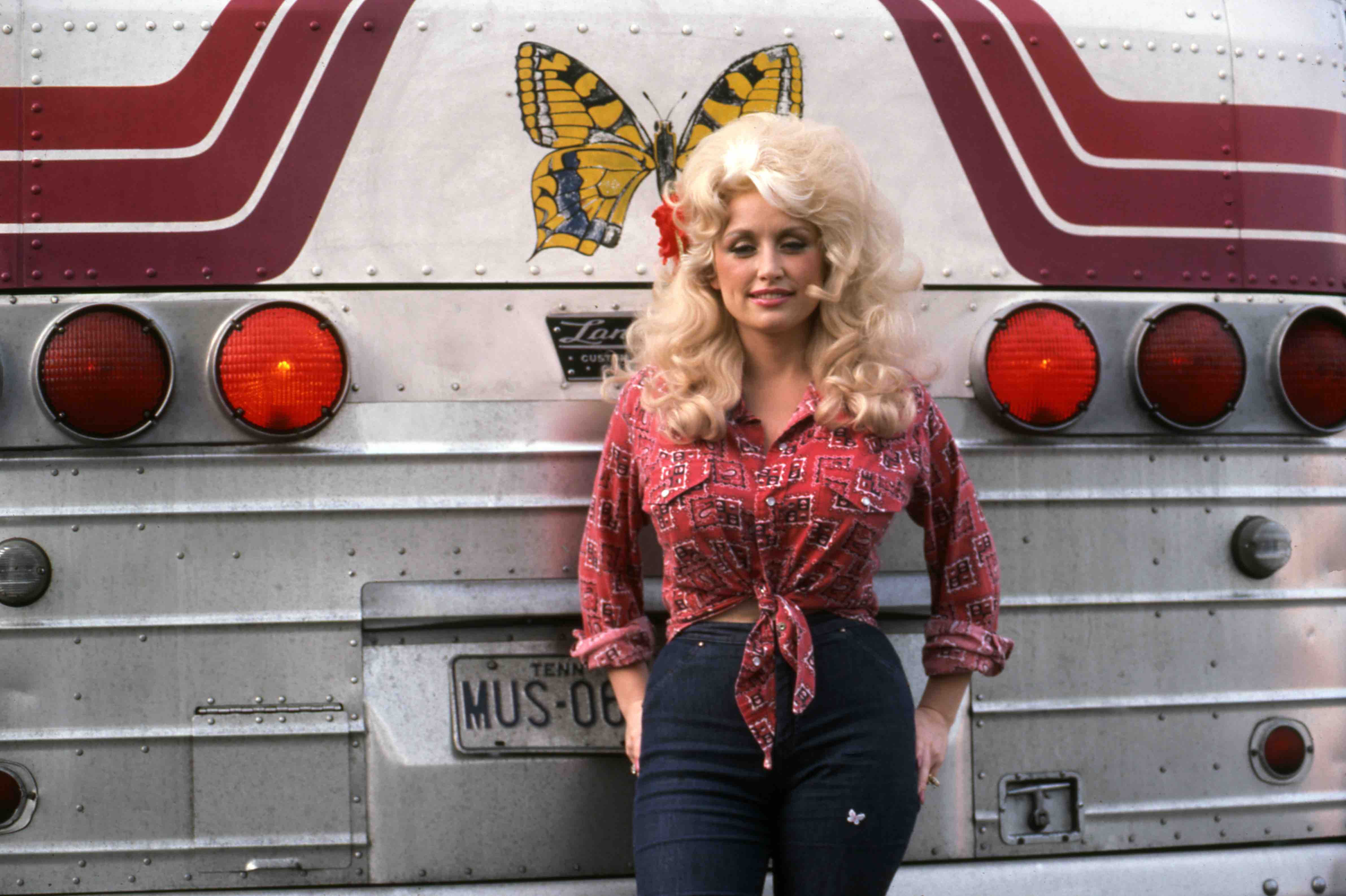 DETROIT - SEPTEMBER 1977:  Country Singer Dolly Parton poses for a portrait by her tour bus before performing in September...