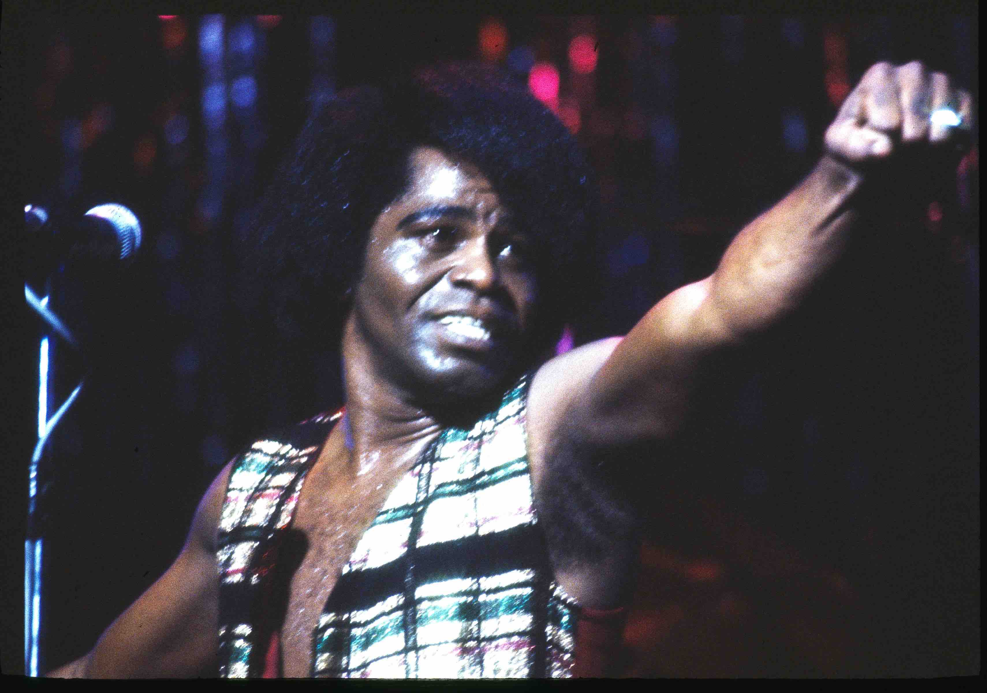 UNITED KINGDOM - JANUARY 01:  HAMMERSMITH ODEON  Photo of James BROWN, performing live onstage  (Photo by Vincent McEvoy/R...