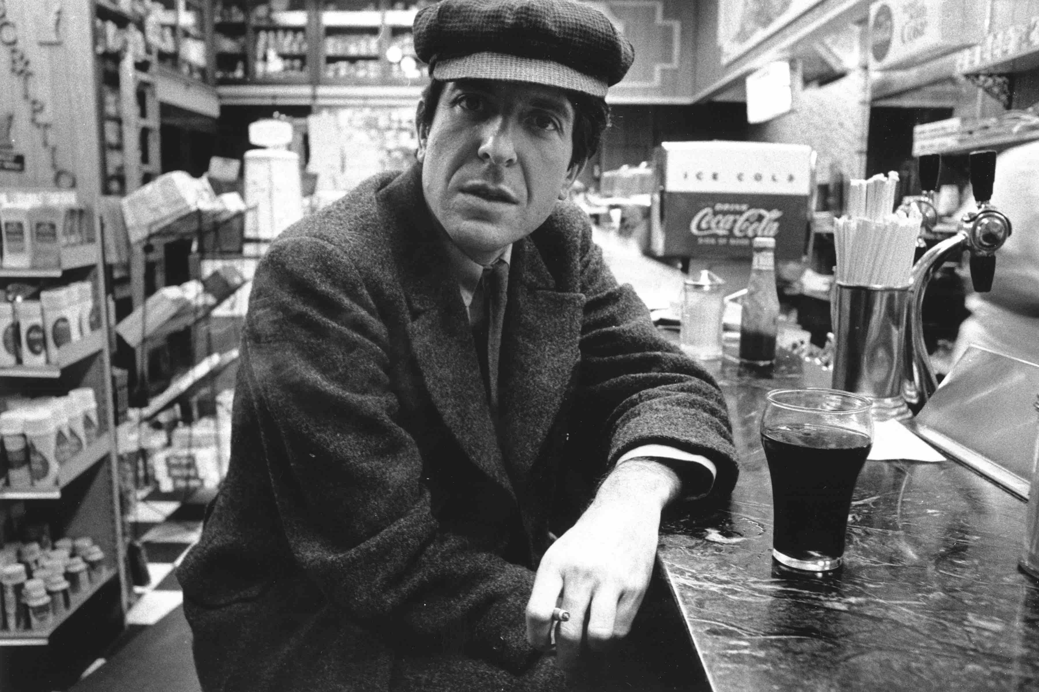 NEW YORK, NY - CIRCA 1968: Canadian poet, singer-songwriter and novelist Leonard Cohen poses for a portrait in a diner in ...