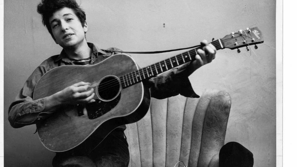 NEW YORK - SEPTEMBER 1961: Bob Dylan poses for a portraitwith his Gibson Acoustic guitar in September 1961 in New York City, 