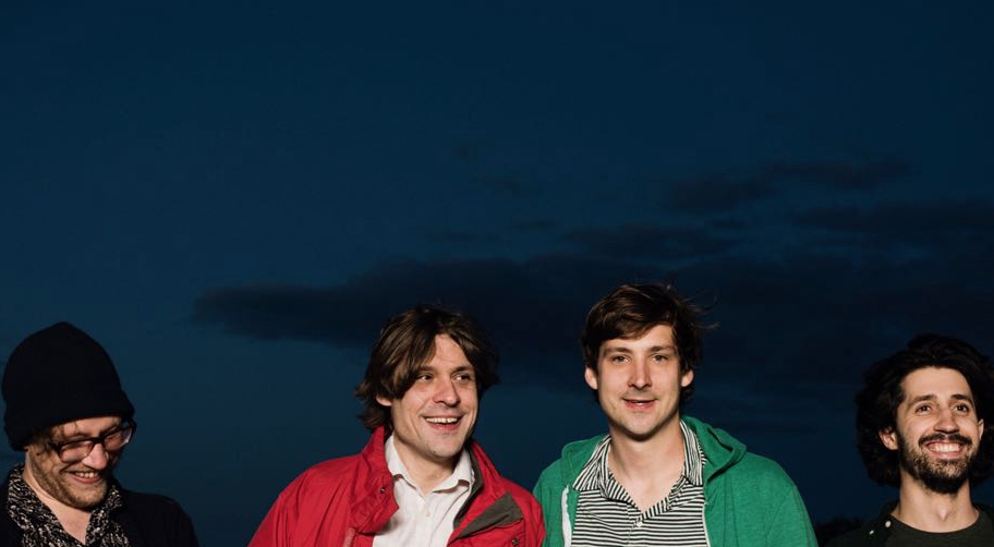 John (Mitte links) und Joseph Maus (Mitte rechts).