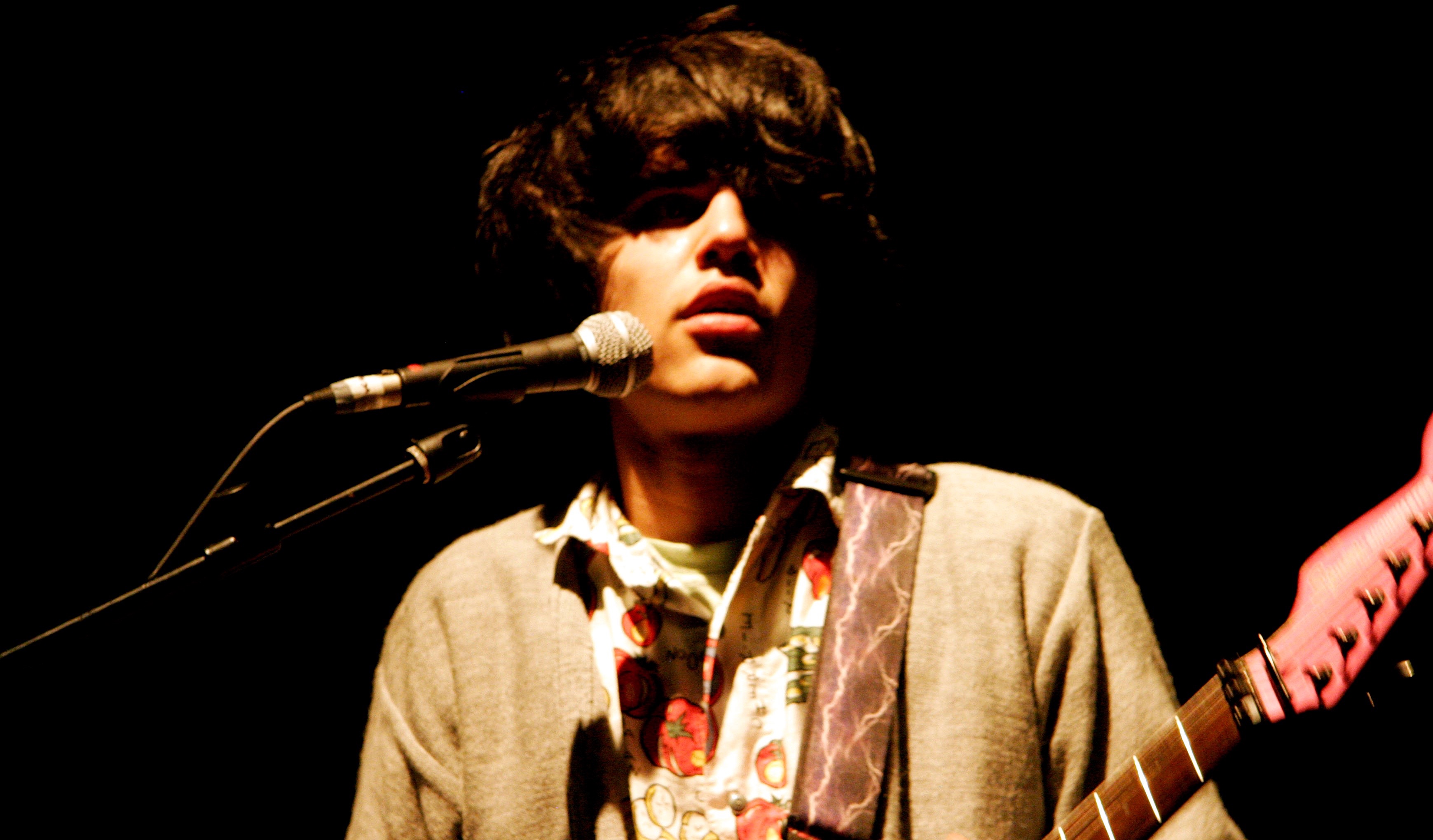 Sam Mehran bei einem Auftritt der Test Icicles im Jahr 2006