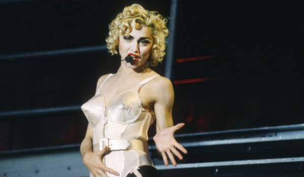 Madonna während ihrer „Blonde Ambition“-Tour 1990