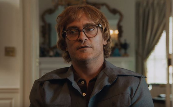 Joaquin Phoenix als Cartoonist John Callahan in einer Szene aus „Don't Worry…“