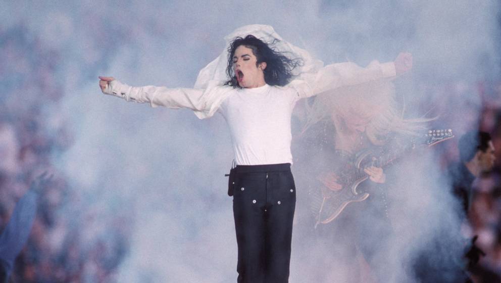 PASADENA, CA - JANUARY 31:  Michael Jackson performs at the Super Bowl XXVII Halftime show at the Rose Bowl on January 31, 19