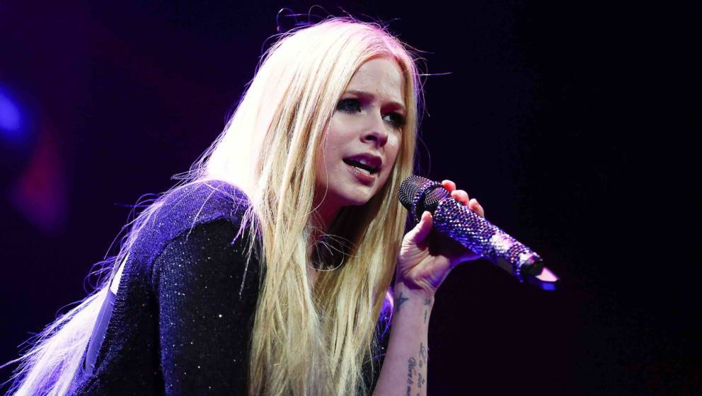 CHICAGO, IL - DECEMBER 09: Avril Lavigne performs at the 103.5 KISS FM's Jingle Ball 2013 at United Center on December 9, 201