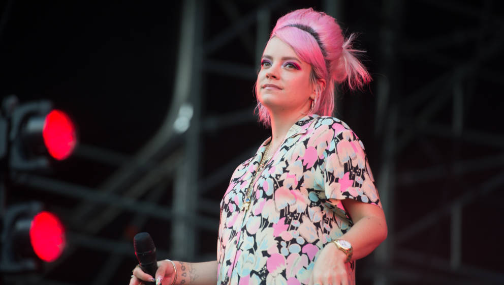 LONDON, ENGLAND - JUNE 03:  (EDITORIAL USE ONLY) Lily Allen performs on stage at Mighty Hoopla festival at Brockwell Park on 