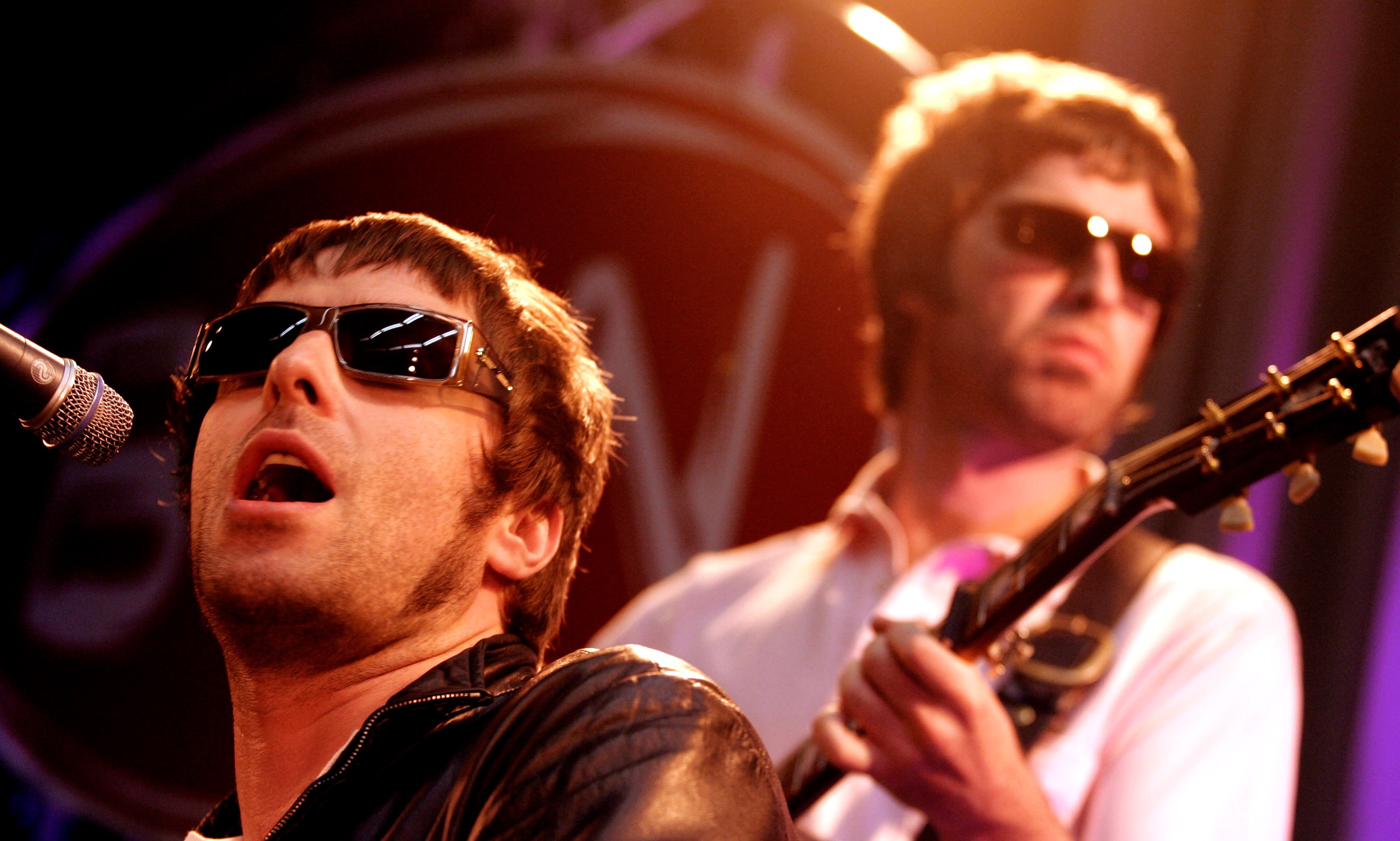 Noel und Liam Gallagher bei einem Oasis-Auftritt im Jahr 2005