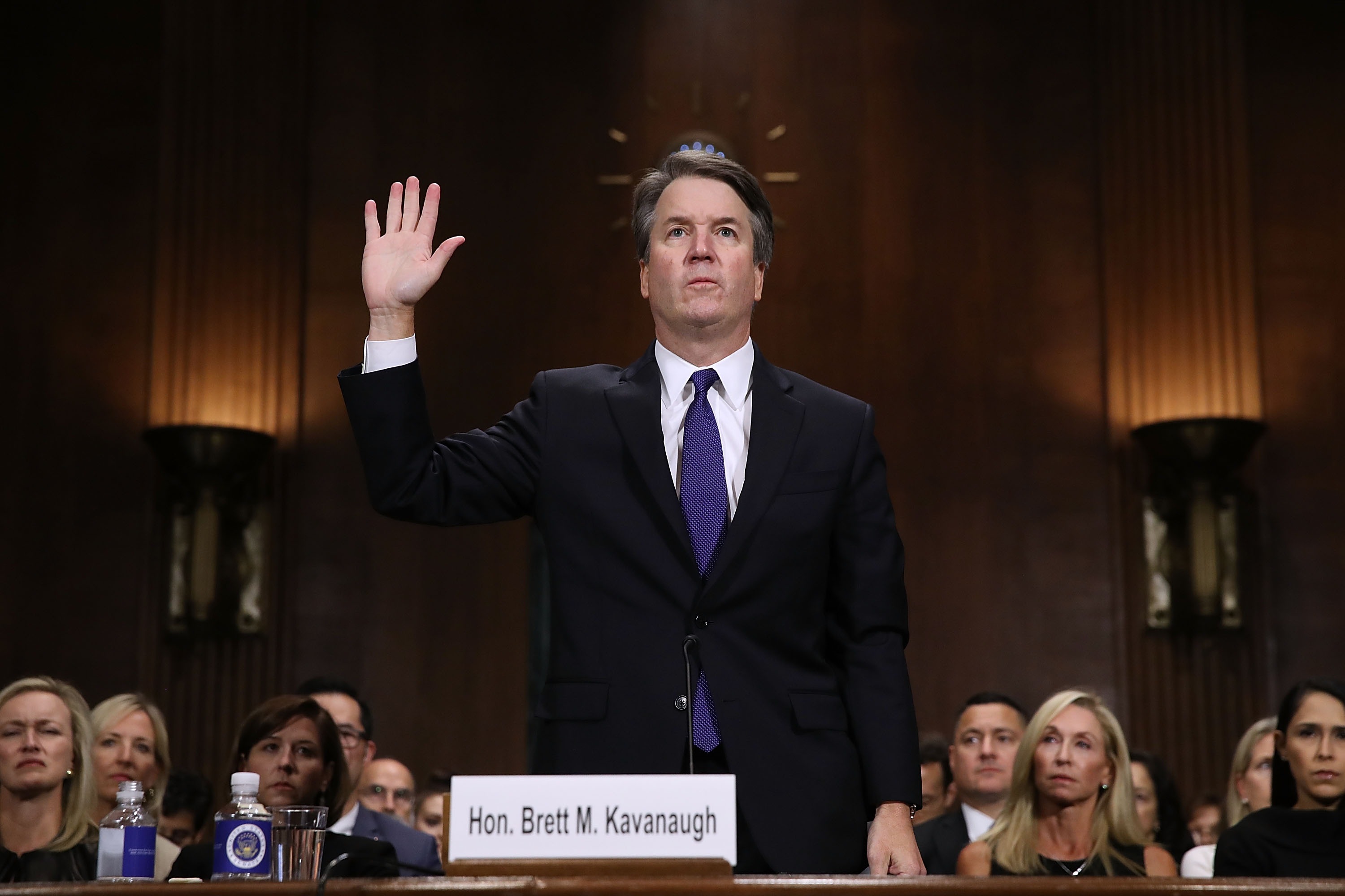 Brett Kavanaugh schwört, die Wahrheit zu sagen.