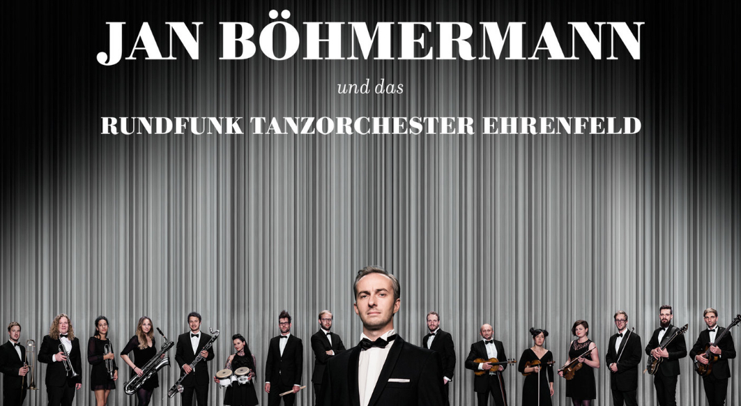 Jan Böhmermann mit seinem Orchester