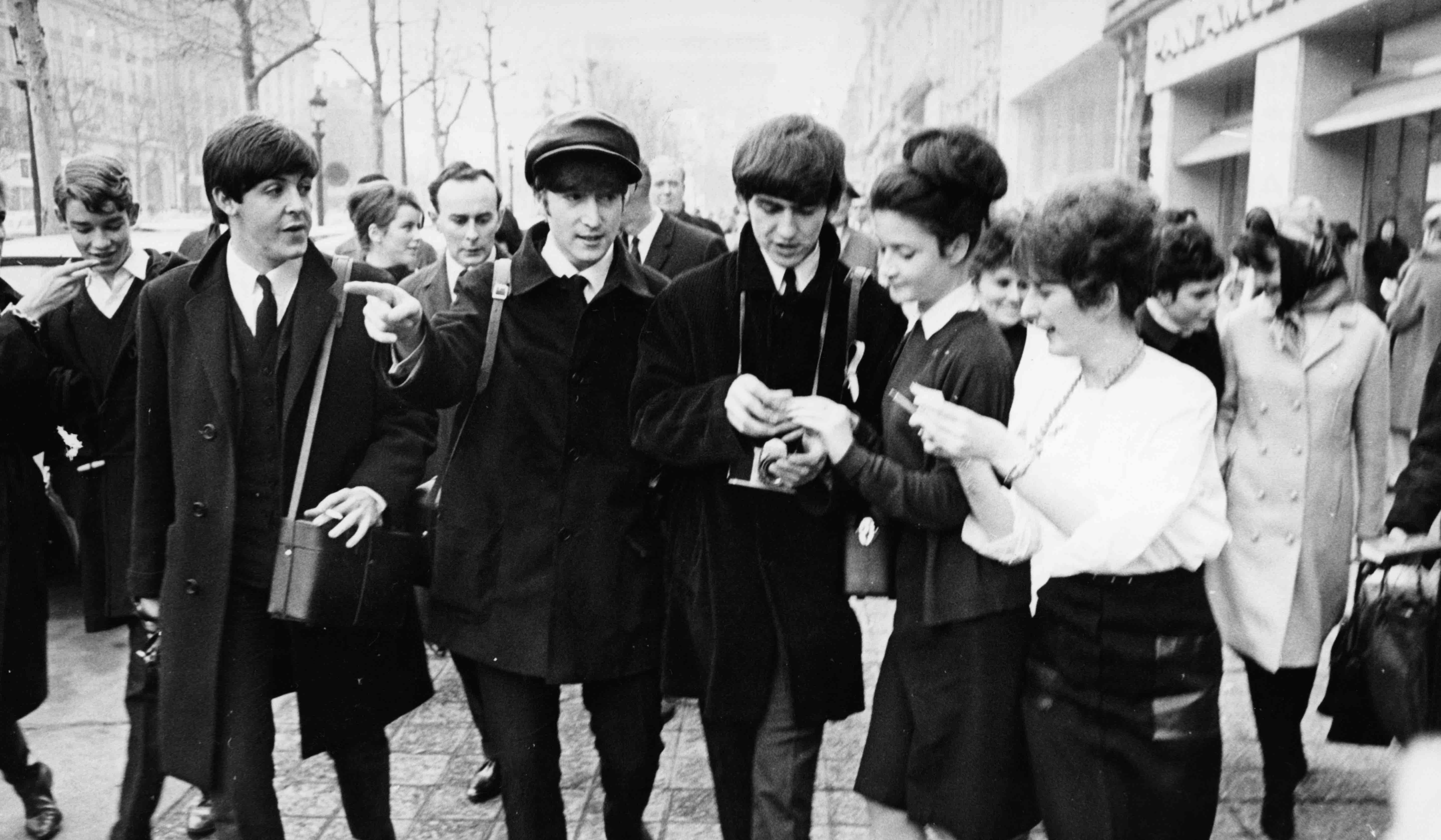 George Harrison, Paul McCartney und John Lennon mit Fans