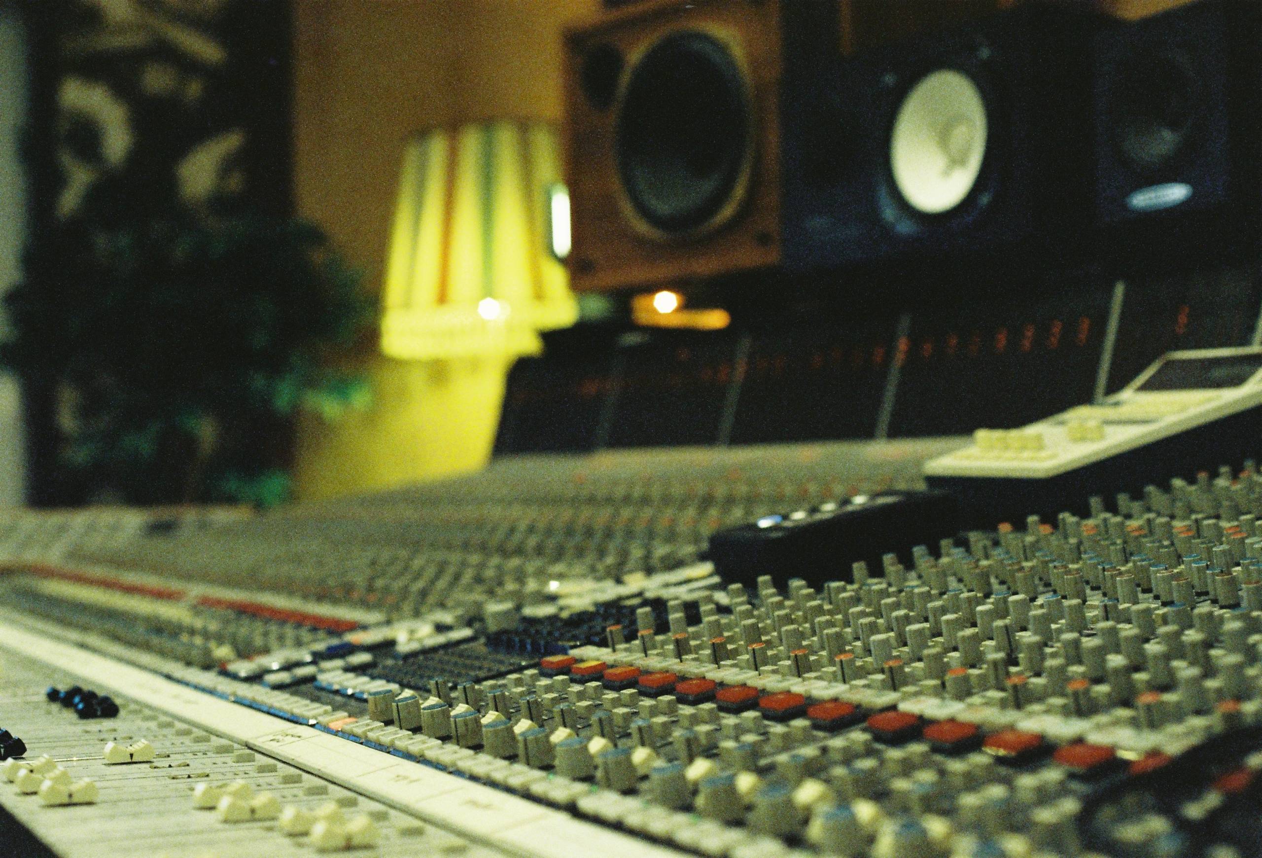 Das zentrale Mischpult im Toolhouse Studio 1.