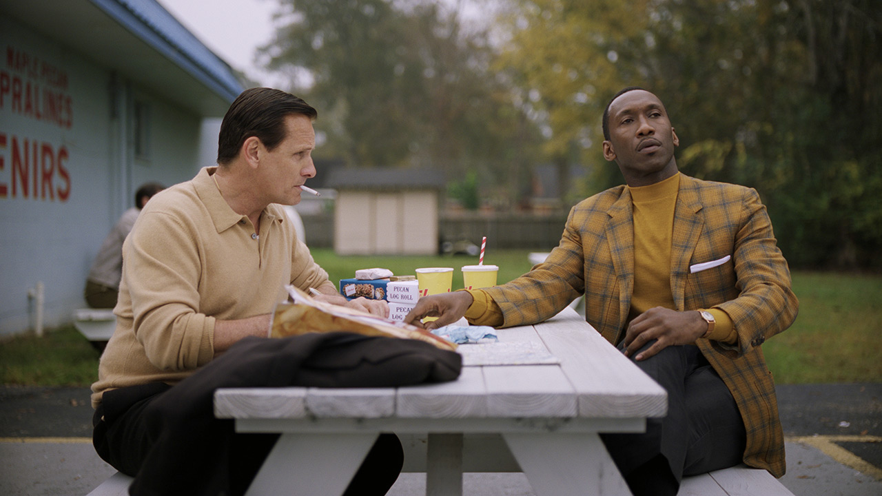 Szene aus „Green Book“: Tony Lip (Viggo Mortensen) und Dr. Don Shirley (Mahershala Ali) machen eine Pause