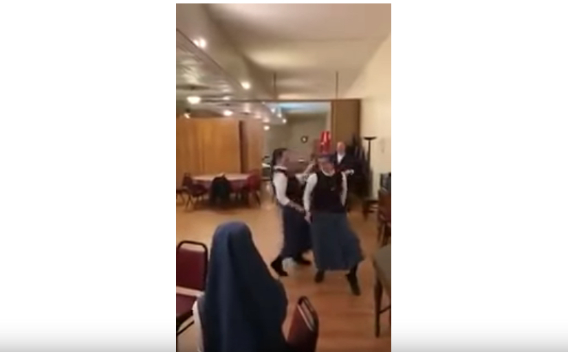 Nonnen singen und tanzen zu We Will Rock You