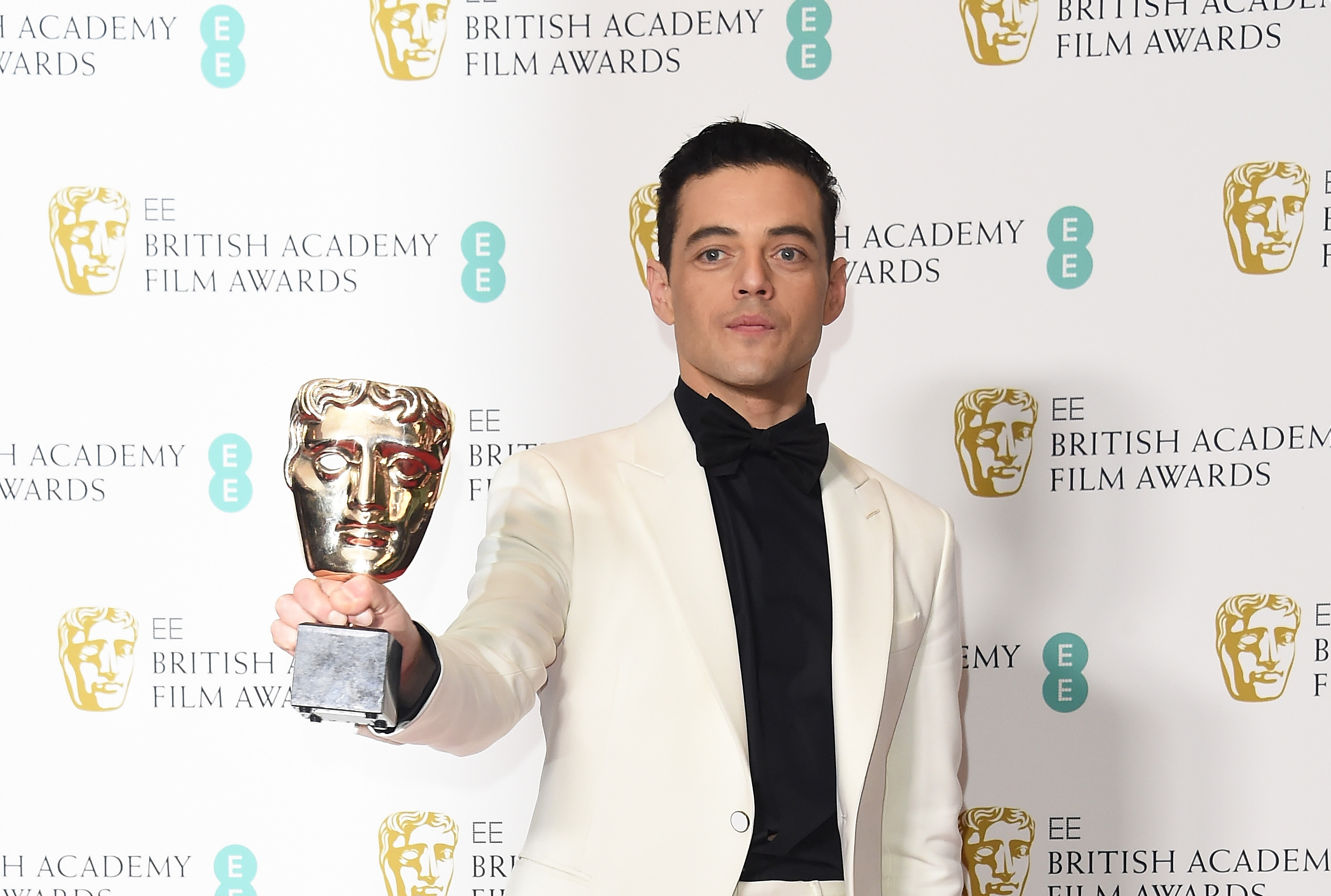 Rami Malek mit seinem BAFTA für „Bohemian Rhapsody“