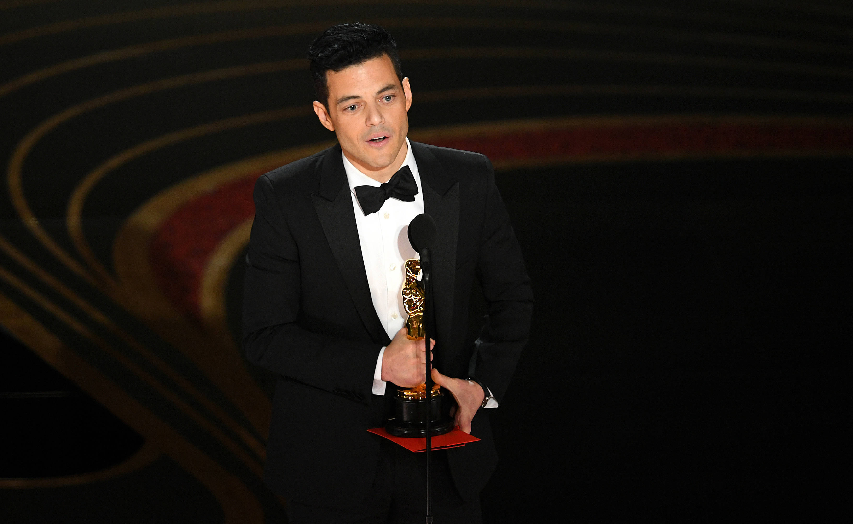Rami Malek nimmt glücklich seinen Oscar als bester Hauptdarsteller entgegen